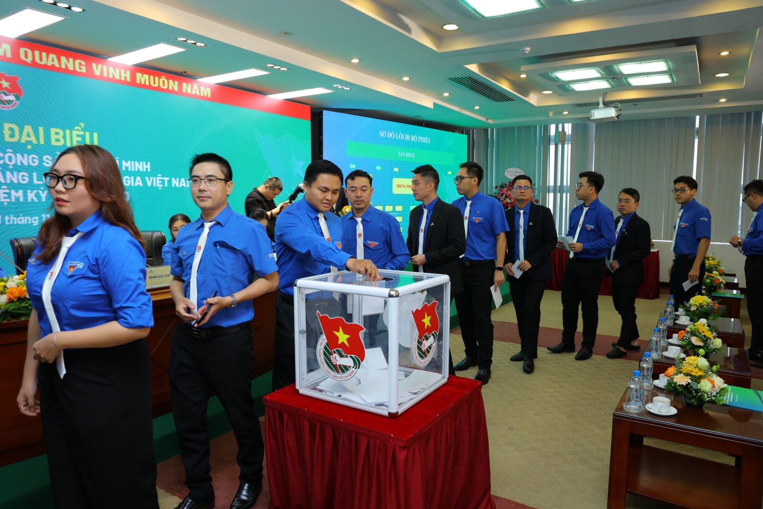 Các đại biểu bỏ phiếu bầu Ban Chấp hành Đoàn Thanh niên Petrovietnam khóa IV