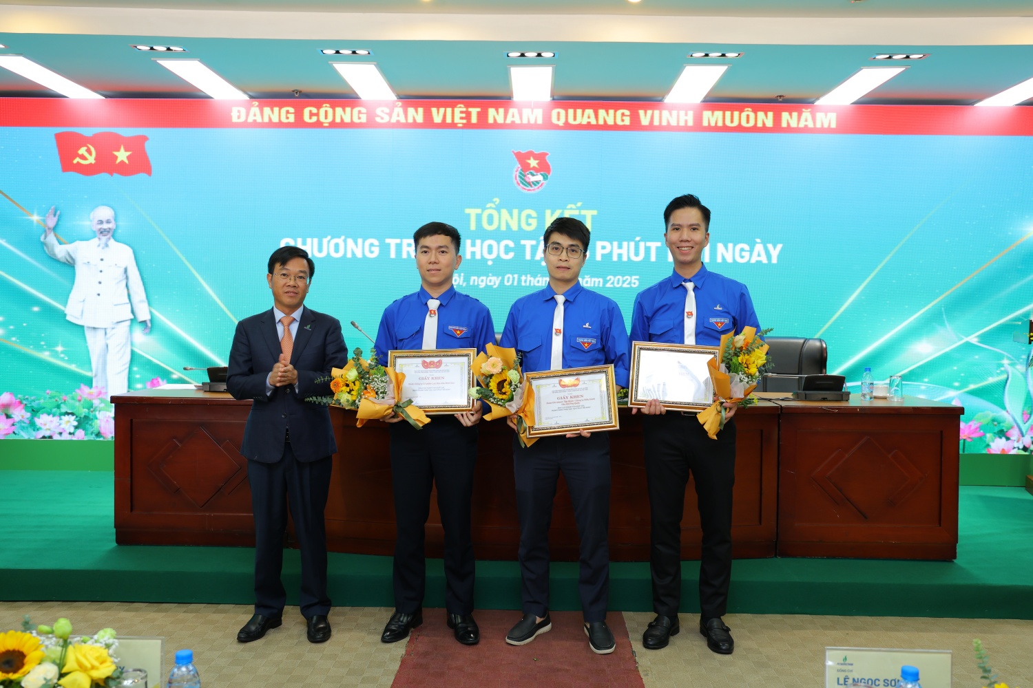 Khen thưởng các tập thể, cá nhân đoàn viên thanh niên có thành tích xuất sắc trong nhiệm kỳ vừa qua