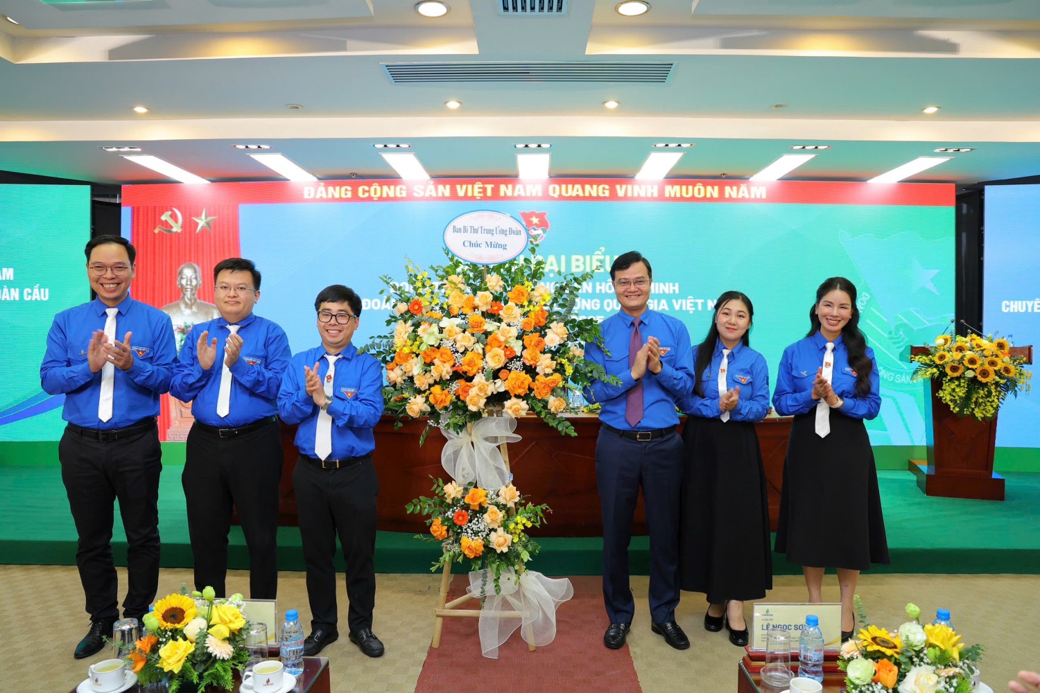 Đồng chí Bùi Quang Huy, Ủy viên dự khuyết Ban Chấp hành Trung ương Đảng, Phó Chủ tịch Ủy ban Trung ương Mặt trận Tổ quốc Việt Nam, Bí thư thứ nhất Trung ương Đoàn tặng hoa chúc mừng Đại hội