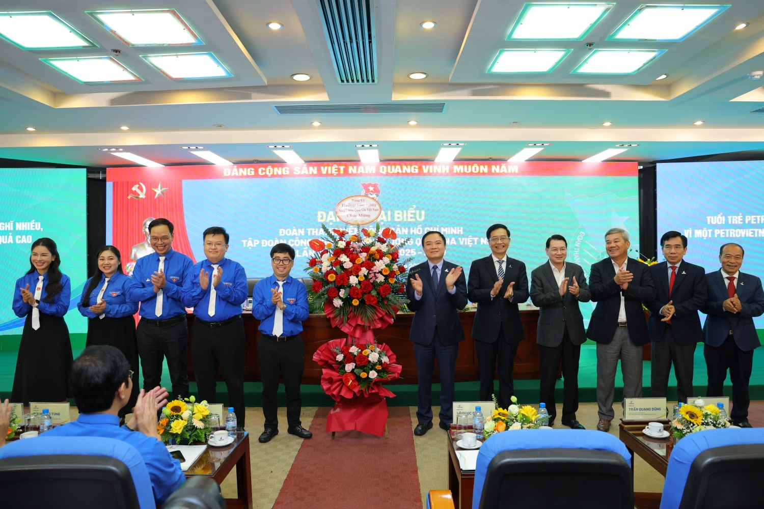 Đảng ủy, lãnh đạo Petrovietnam tặng hoa chúc mừng Đại hội