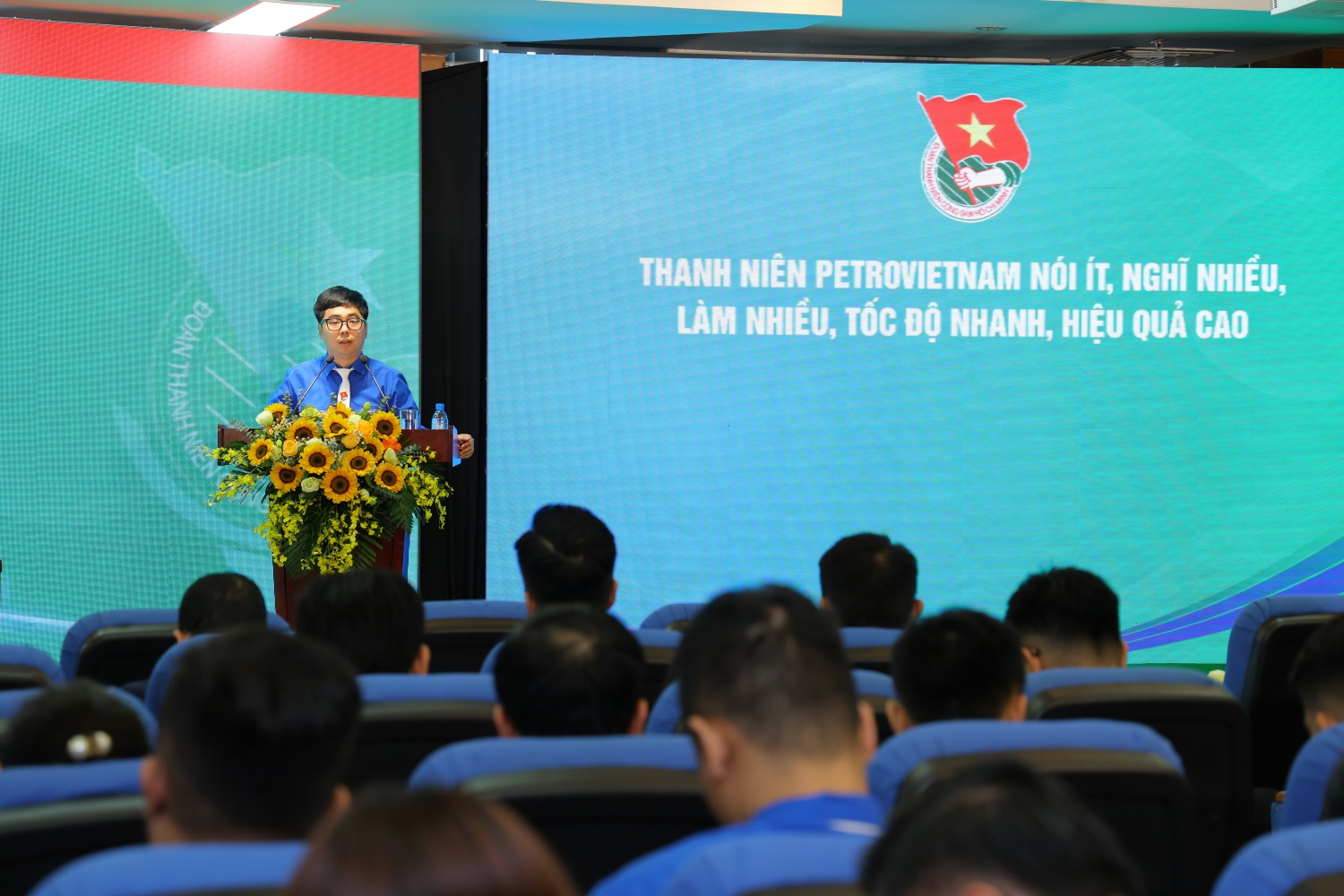 Đồng chí Phạm Đăng An, Bí thư Đoàn Thanh niên Tập đoàn báo cáo tại Đại hội