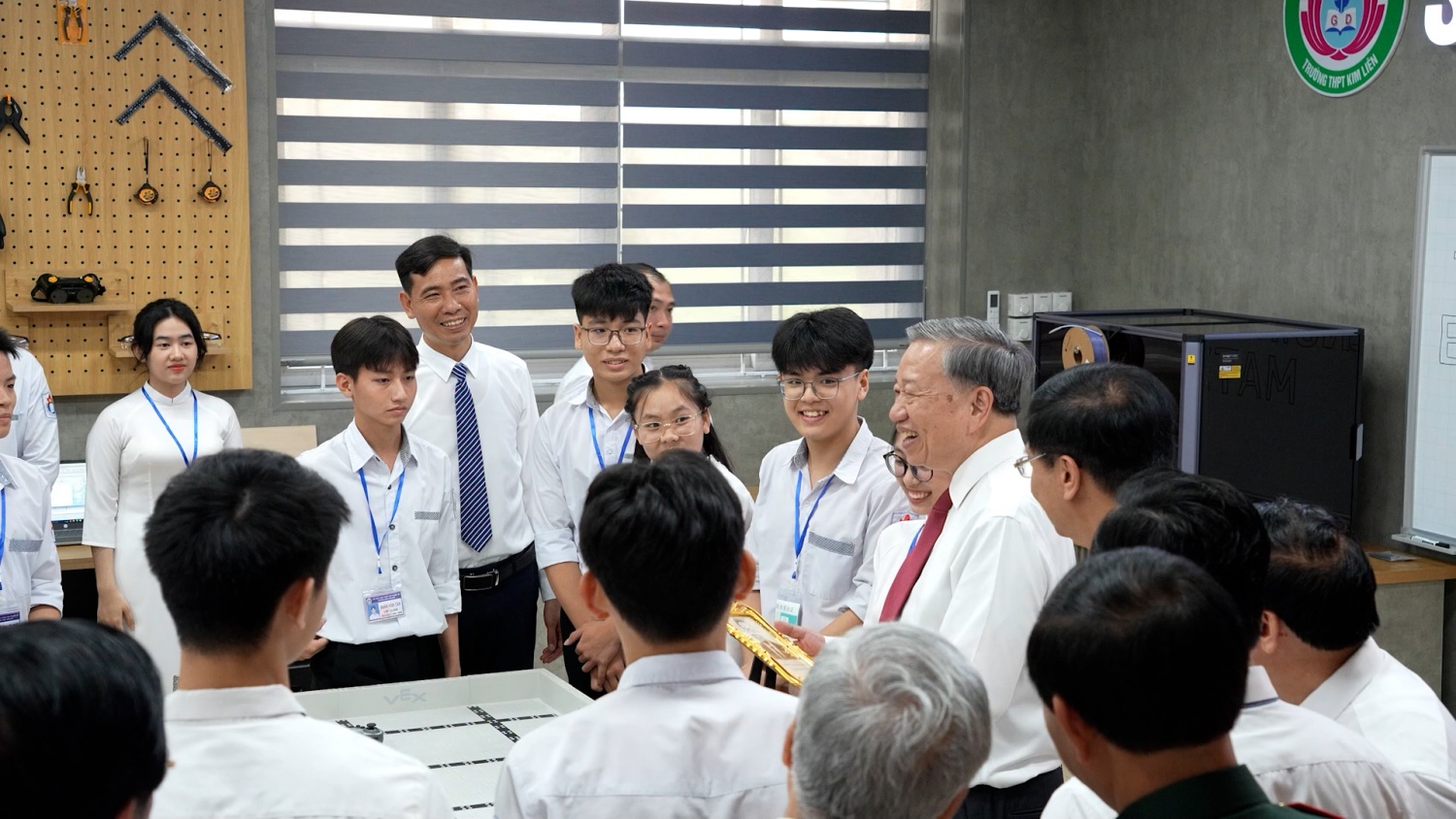 Tổng Bí thư Tô Lâm và các đại biểu cùng các em học sinh Trường THPT Kim Liên (Nghệ An) trải nghiệm phòng thực hành STEM.