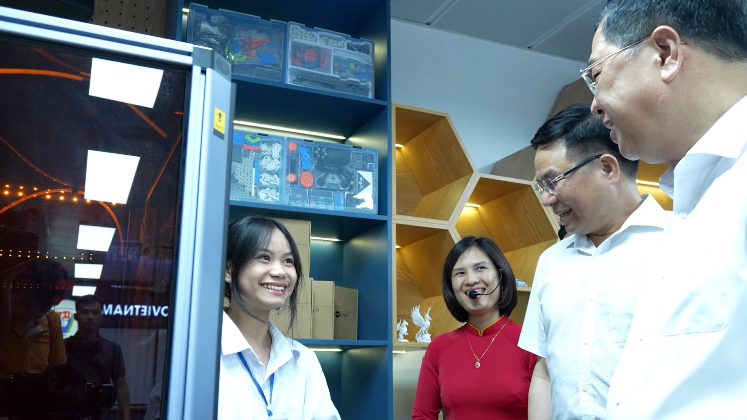 Đồng chí Phạm Gia Túc - Ủy viên Trung ương Đảng, Chánh Văn phòng Trung ương Đảng và Chủ tịch HĐTV Petrovietnam Lê Mạnh Hùng tham quan, trải nghiệm phòng thực hành STEM tại Trường THPT Lý Tự Trọng (Ninh Bình).