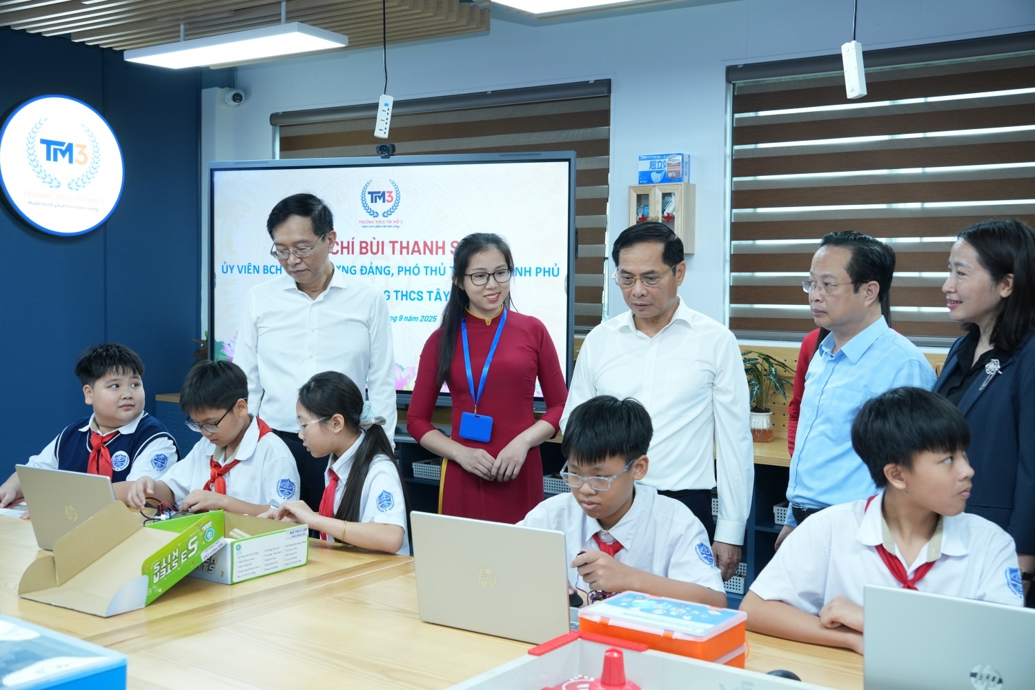 Phó Thủ tướng Bùi Thanh Sơn cùng các đại biểu, các thầy cô giáo xem các em học sinh Trường THCS Tây Mỗ thực hành trên các thiết bị của phòng thực hành STEM.