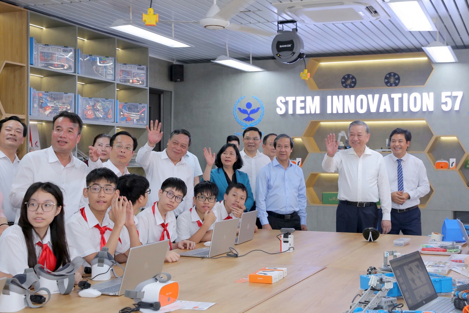 Tổng Bí thư Tô Lâm cùng các đại biểu tham quan phòng giáo dục thực hành STEM và các em học sinh Trường THCS Cầu Giấy (Hà Nội).