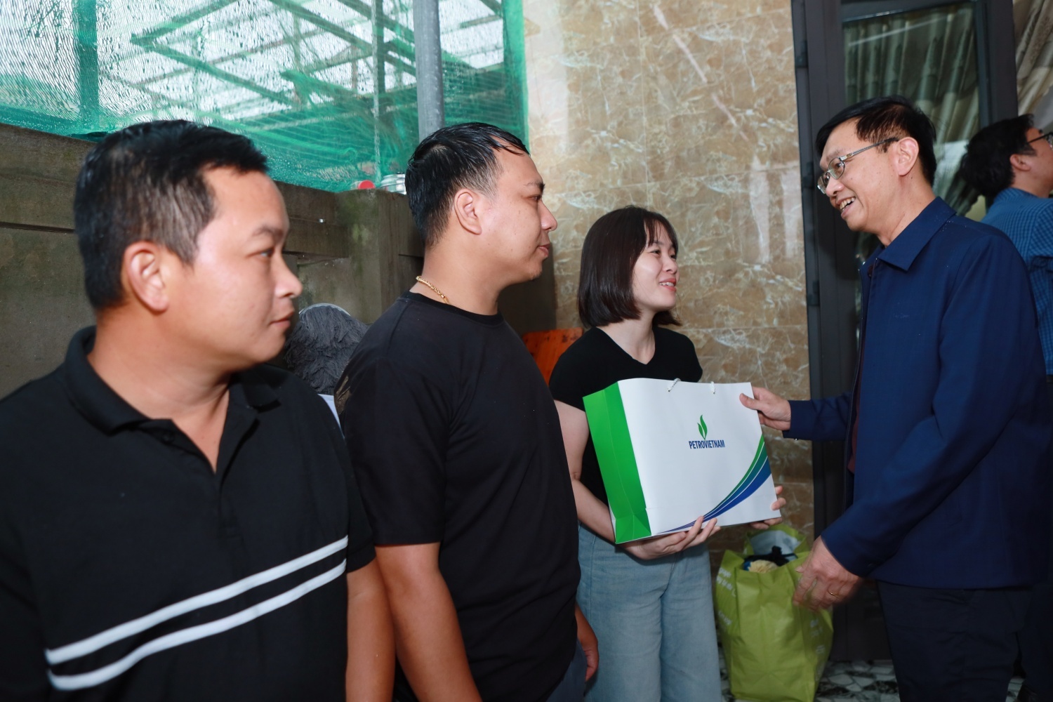 Ngay sau khi các chuyến hàng vừa đến miền Trung. Đoàn công tác của Petrovietnam do đồng chí Trần Quang Dũng – Phó Bí thư Thường trực Đảng ủy Tập đoàn dẫn đầu đã tới thăm, tặng quà, động viên người dân miền Trung, người lao động Petrovietnam bị thiệt hại do mưa lũ. Ảnh: Đồng chí Trần Quang Dũng thay mặt lãnh đạo Tập đoàn tặng quà, thăm hỏi người lao động PTSC Đà Nẵng.