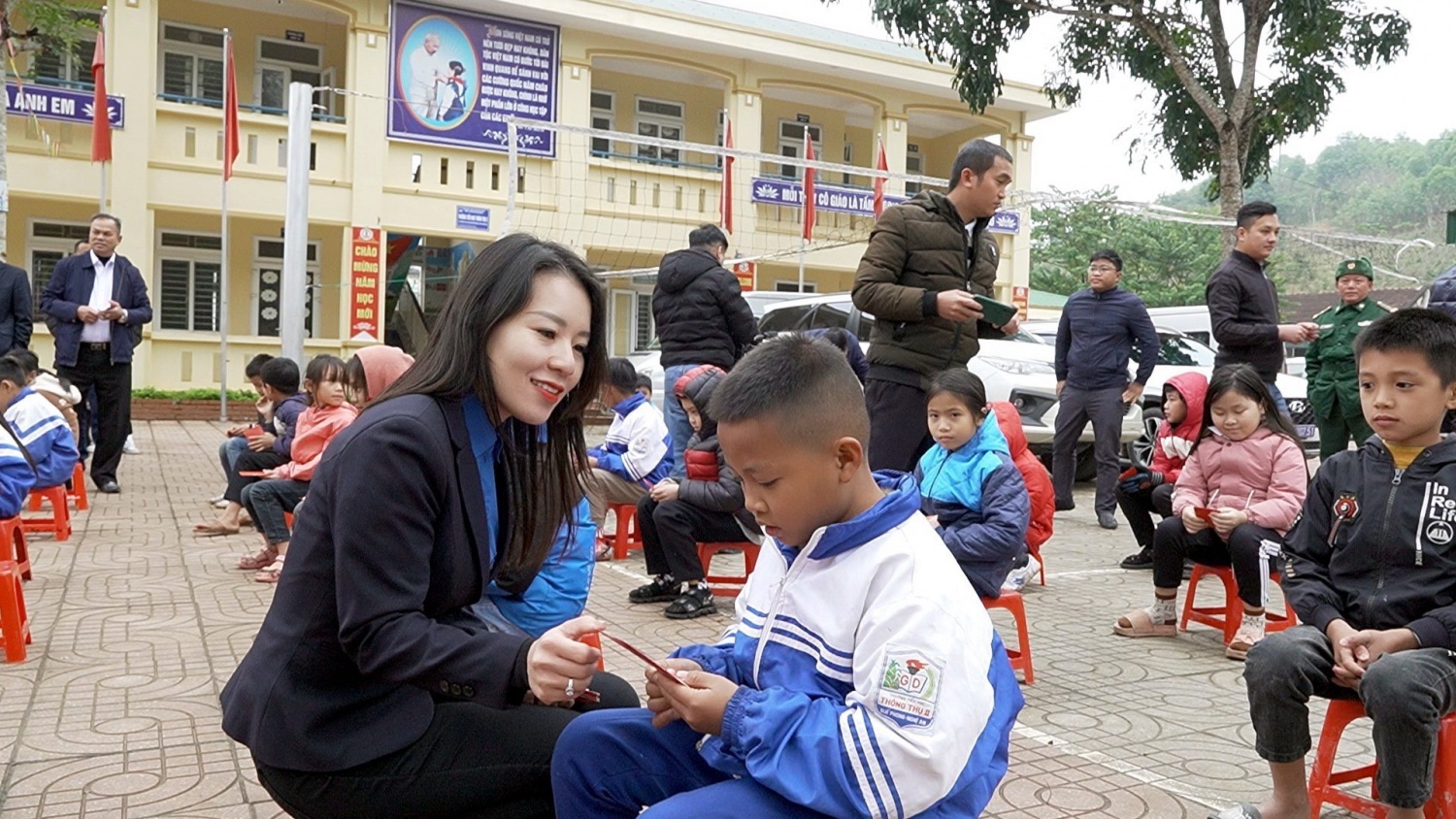 Đồng chí Nguyễn Huyền My tặng quà các em học sinh Trường Tiểu học Thông Thụ 2 tại huyện Quế Phong, tỉnh Nghệ An