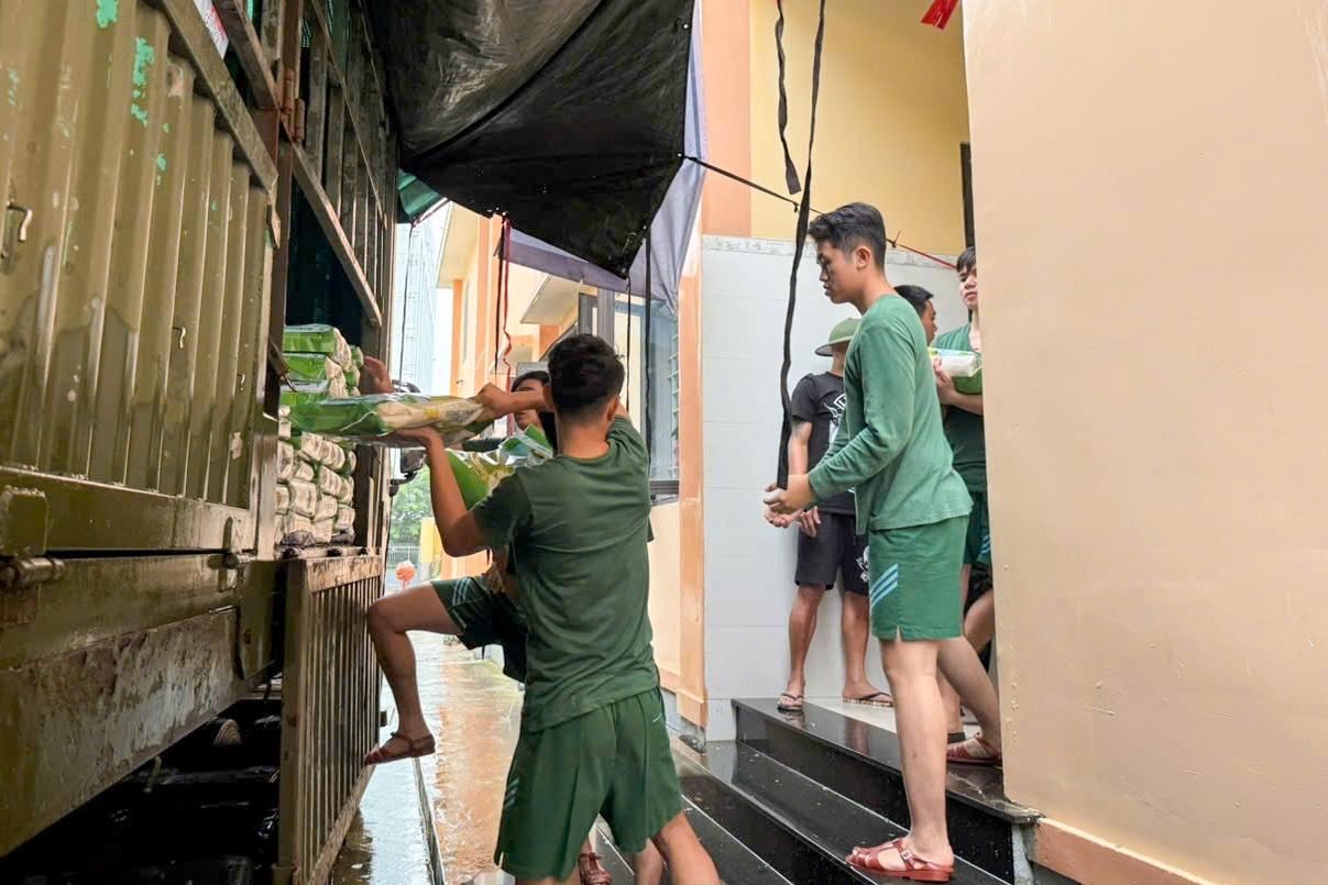 Ngay sau khi nước rút, Petrovietnam đã nhanh chóng tổ chức các chuyến xe chở nhu yếu phẩm gồm gạo, nước sạch và nhiều sản phẩm thiết yếu khác… tới các địa phương bị thiệt hại nặng nề tại miền Trung - Ảnh: bốc dỡ hàng cứu trợ của Petrovietnam tại điểm tập kết ở TP Đà Nẵng sáng 2/11. Số hàng này sẽ được chuyển đến những địa phương bị thiệt hại nặng nề trong đợt lũ lịch sử này tại thành phố.
