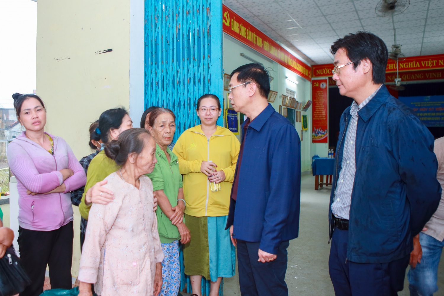 Lãnh đạo Petrovietnam thăm hỏi, tặng quà bà con khối phố Tứ Câu, phường Điện Ngọc, TP Đà Nẵng. Trong đợt lũ vừa qua, khối phố Tứ Câu bị ngập nặng, có những điểm cao tới 2m, gây ảnh hưởng nghiêm trọng tới đời sống nhân dân.