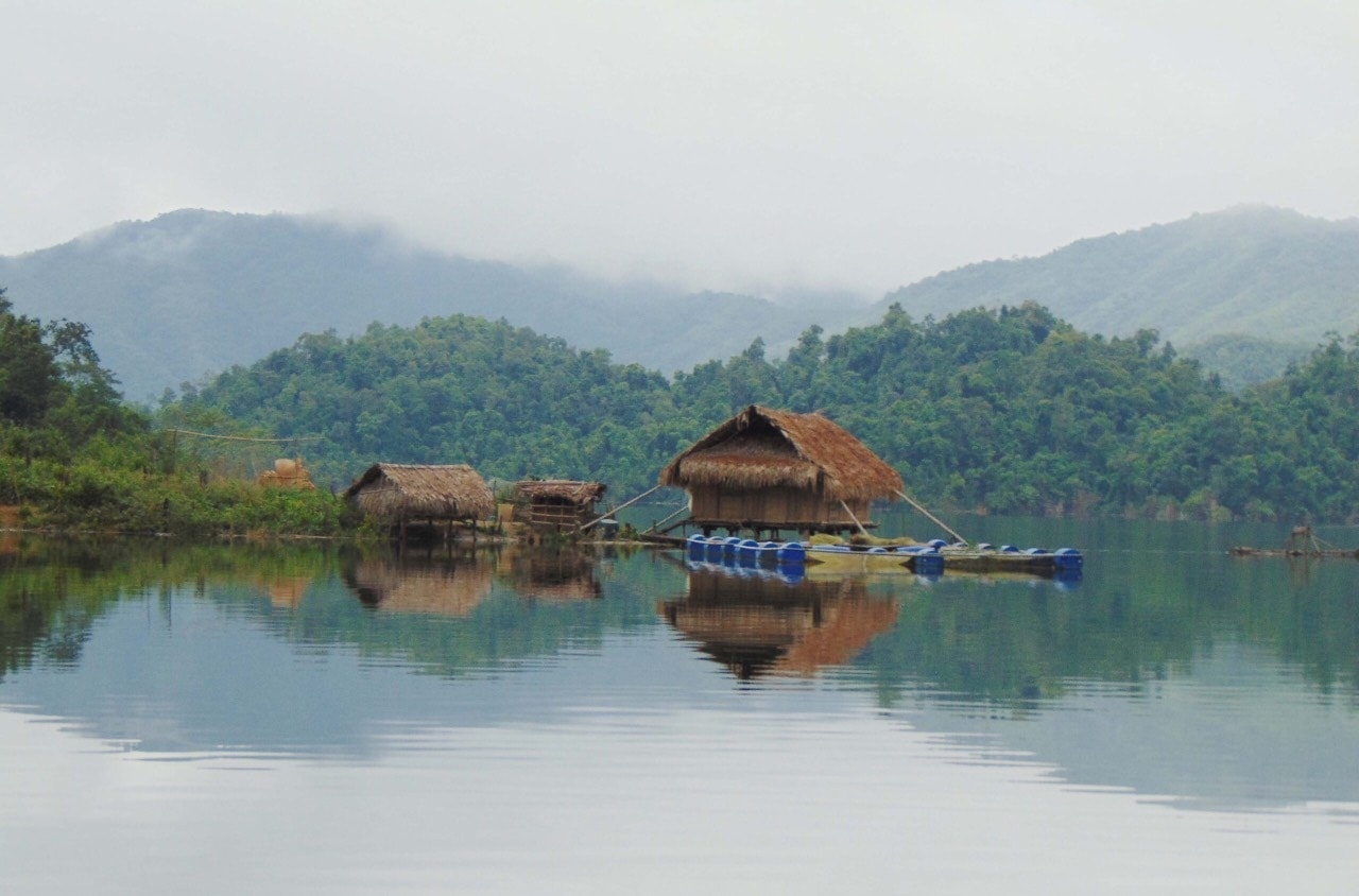 Một bè nuôi cá lồng tại lòng hồ.