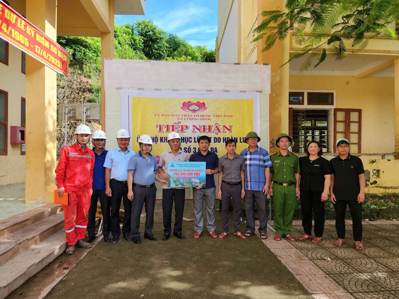 Đại diện PV Power HHC ủng hộ các xã bị thiệt hại do thiên tai năm 2025.