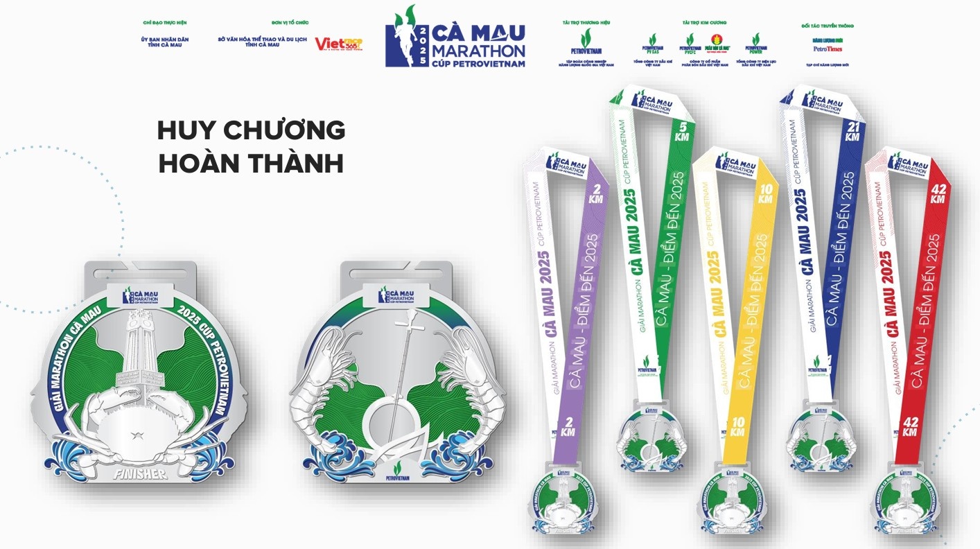 Huy chương hoàn thành (Finisher’s Medal): Mỗi cự ly có một thiết kế dây đeo riêng biệt: tím (2 km), xanh lá (5 km), vàng (10 km), xanh dương (21 km) và đỏ (42 km). Trung tâm huy chương khắc họa hình ảnh cột mốc mũi Cà Mau cùng hình ảnh cua Cà Mau nổi tiếng, mặt còn lại là 2 con tôm cùng chiếc đàn - hình ảnh biểu tượng của vùng đất Bạc Liêu (cũ).
