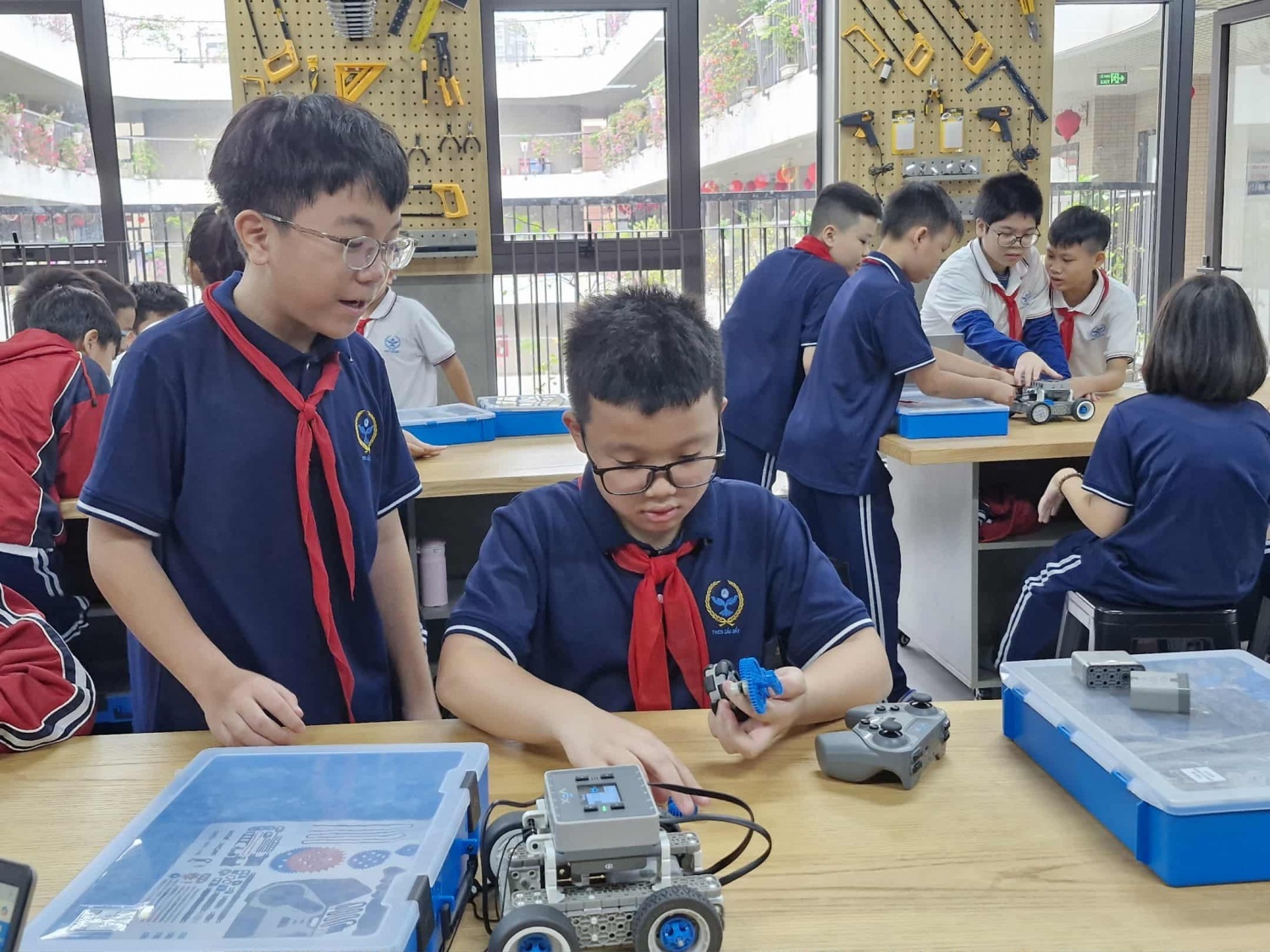 Các em học sinh Trường THCS Cầu Giấy thực hành trong phòng STEM