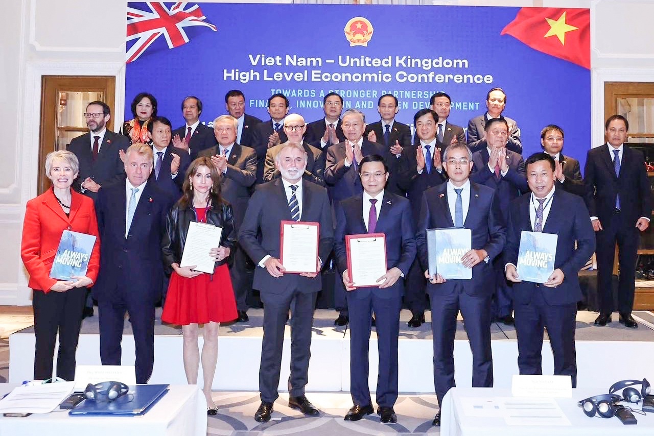 Dưới sự chứng kiến Tổng Bí thư Tô Lâm, Chủ tịch HĐTV Petrovietnam Lê Mạnh Hùng (thứ 3 từ phải) đã trao Biên bản ghi nhớ hợp tác giữa Petrovietnam và ORE Catapult