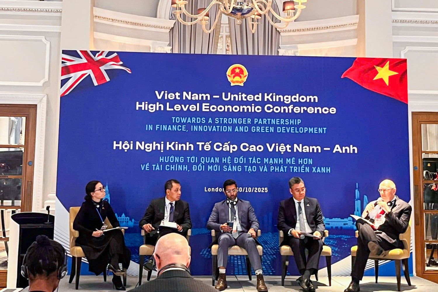 Phó Tổng giám đốc Lê Mạnh Cường (thứ 2 từ phải qua) là diễn giả tại phiên thảo luận về năng lượng tái tạo và chuyển đổi xanh trong khuôn khổ Hội nghị kinh tế cấp cao Việt Nam – Vương quốc Anh