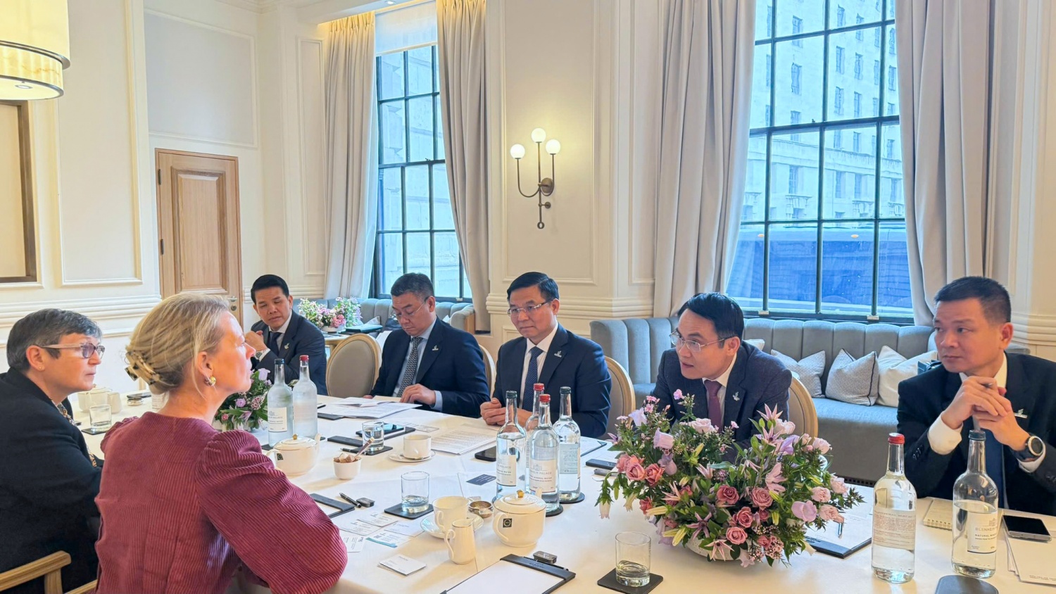Chủ tịch HĐTV Petrovietnam Lê Mạnh Hùng và đoàn công tác Petrovietnam làm việc với Pharos Energy
