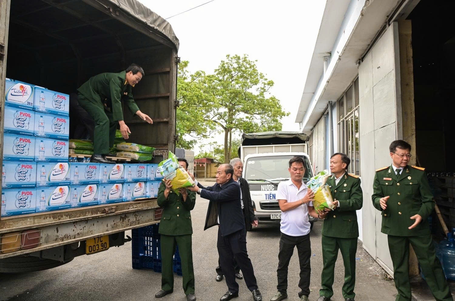 Hội viên Hội Cựu chiến binh Petrovietnam chung sức vận chuyển từng món hàng là nhu yếu phẩm để nhanh chóng gửi đến đồng bào miền Trung.