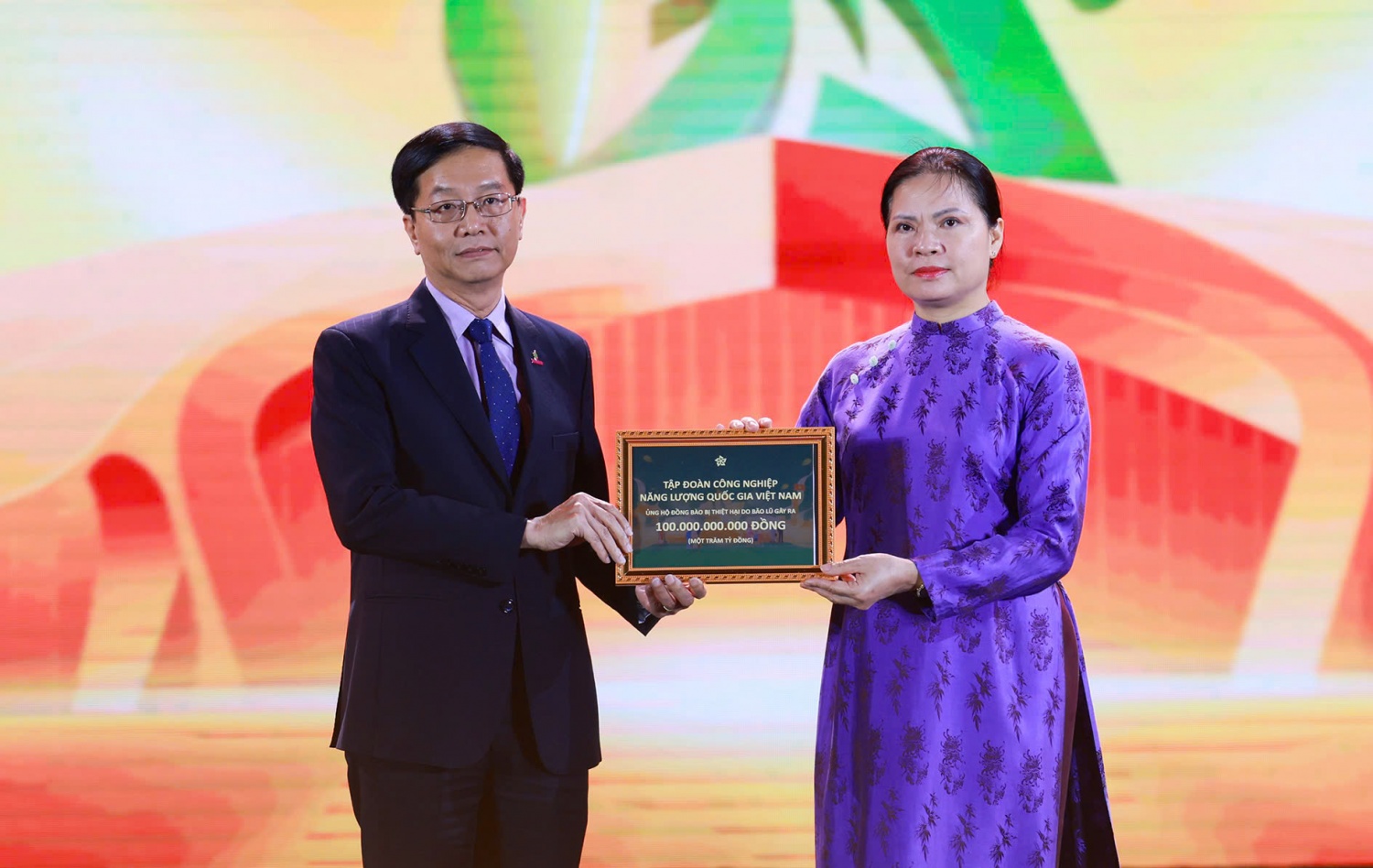 Tại lễ bế mạc Hội chợ mùa Thu lần thứ nhất - 2025, Petrovietnam cùng các đơn vị thành viên và người lao động trong toàn Tập đoàn khẳng định dành 100 tỉ đồng để ủng hộ khắc phục hậu quả do thiên tai, bão lũ xảy ra trong năm 2025