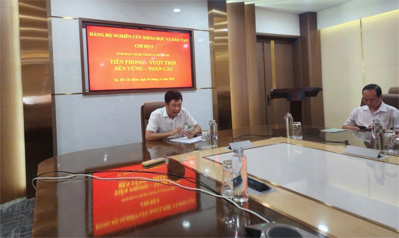 Chi bộ 9 phổ biến và hướng dẫn cách góp ý cho các dự thảo văn kiện Đại hội Đảng XIV