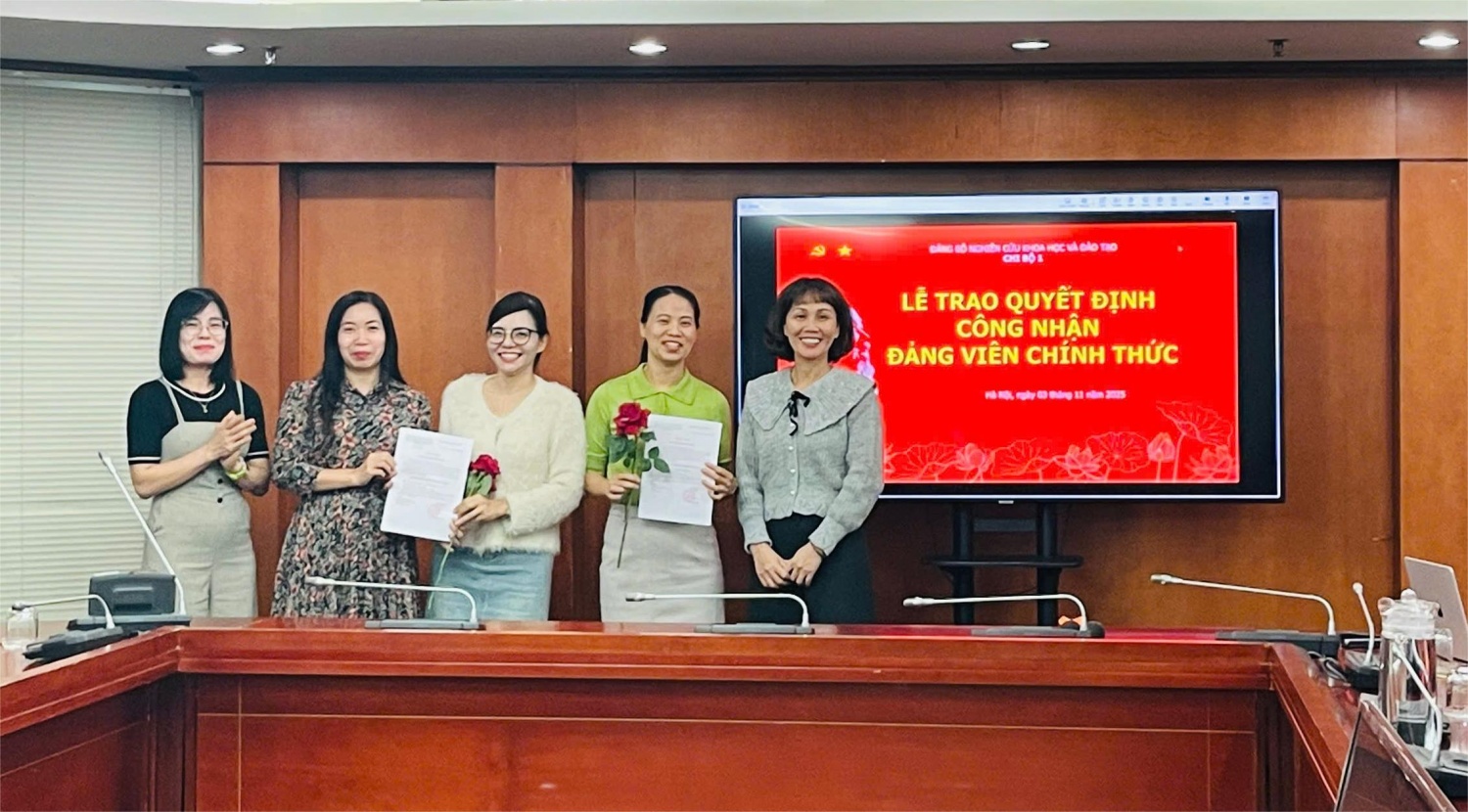 Chi ủy Chi bộ 1 trao quyết định công nhận đảng viên chính thức cho đồng chí Đặng Hương Giang và đồng chí Phạm Thị Hường