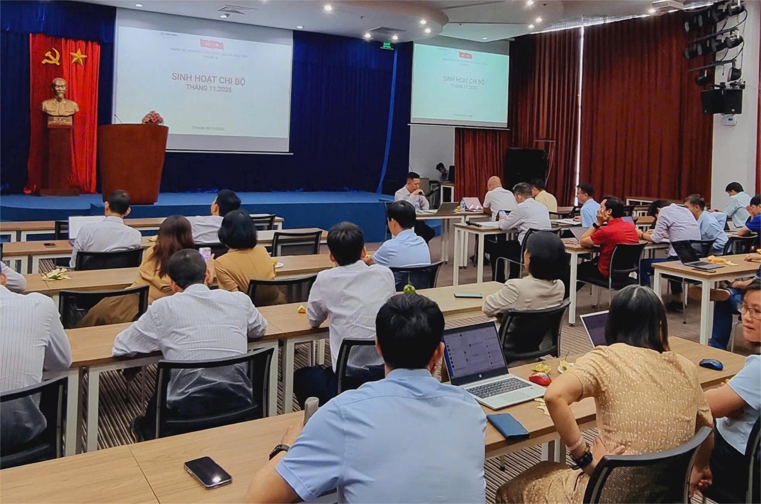 Chi bộ 4 tuyên truyền, thảo luận, đóng góp ý kiến vào các dự thảo Văn kiện trình Đại hội XIV