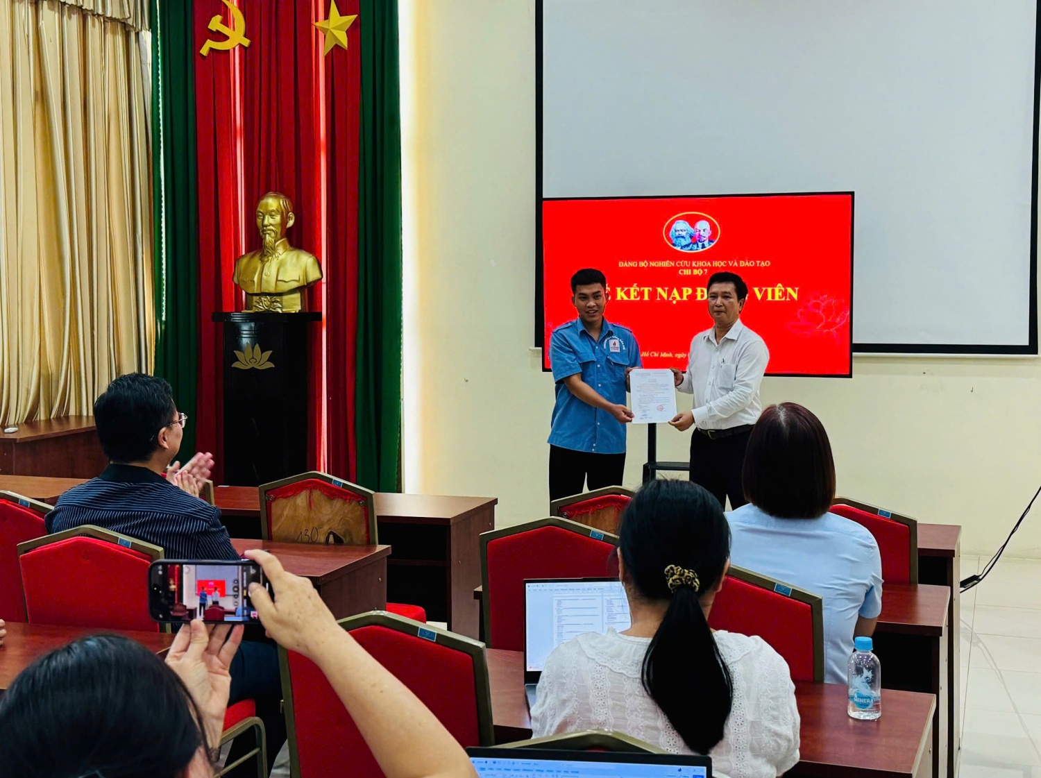 Chi bộ 7 tổ chức Lễ kết nạp Đảng viên mới và trao Quyết định công nhận Đảng viên chính thức