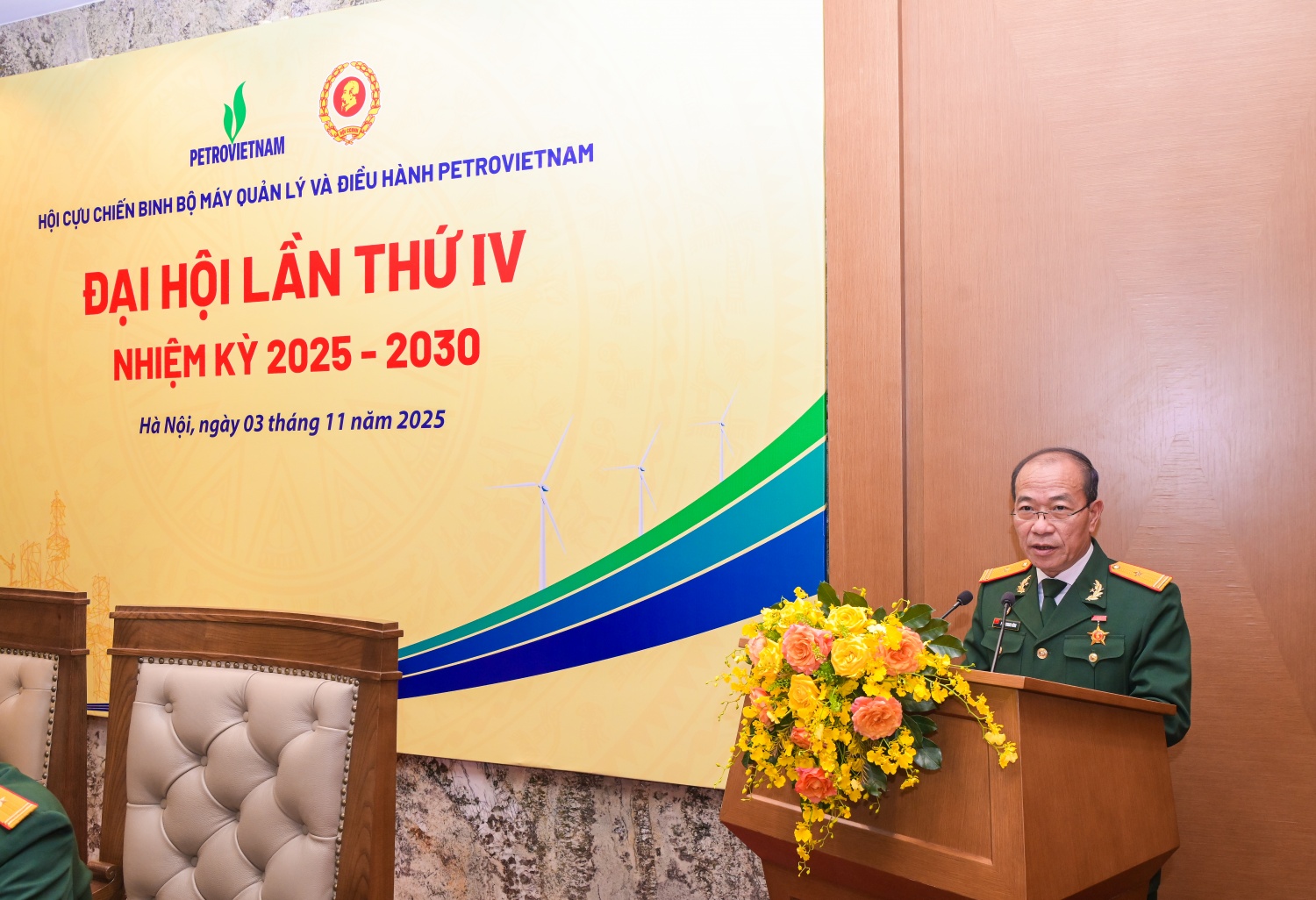 Đồng chí Phạm Quang Dũng - Ủy viên BTV Trung ương Hội CCB Việt Nam, Ủy viên BTV, Chánh Văn phòng Đảng ủy, Chủ tịch Hội CCB Tập đoàn biểu dương những kết quả toàn diện mà Hội CCB BMQL&ĐH Petrovietnam đã đạt được trong nhiệm kỳ qua