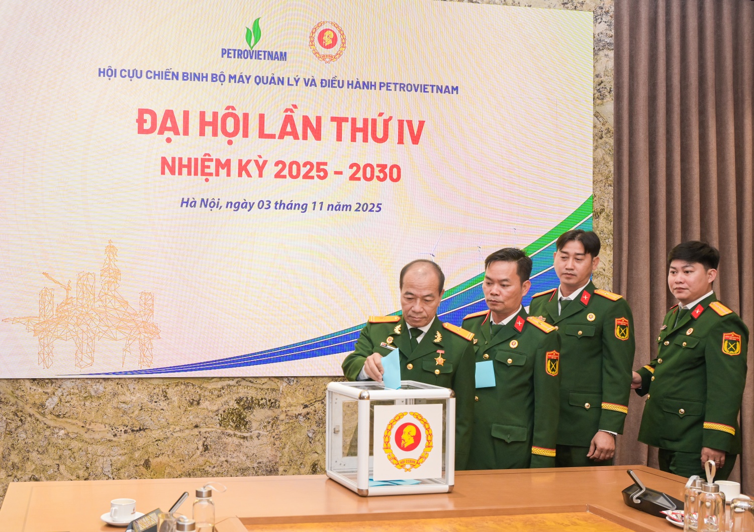 Các đại biểu bầu Ban Chấp hành Hội CCB BMQL&ĐH Tập đoàn nhiệm kỳ 2025-2030 và bầu đoàn đại biểu dự Đại hội cấp trên.