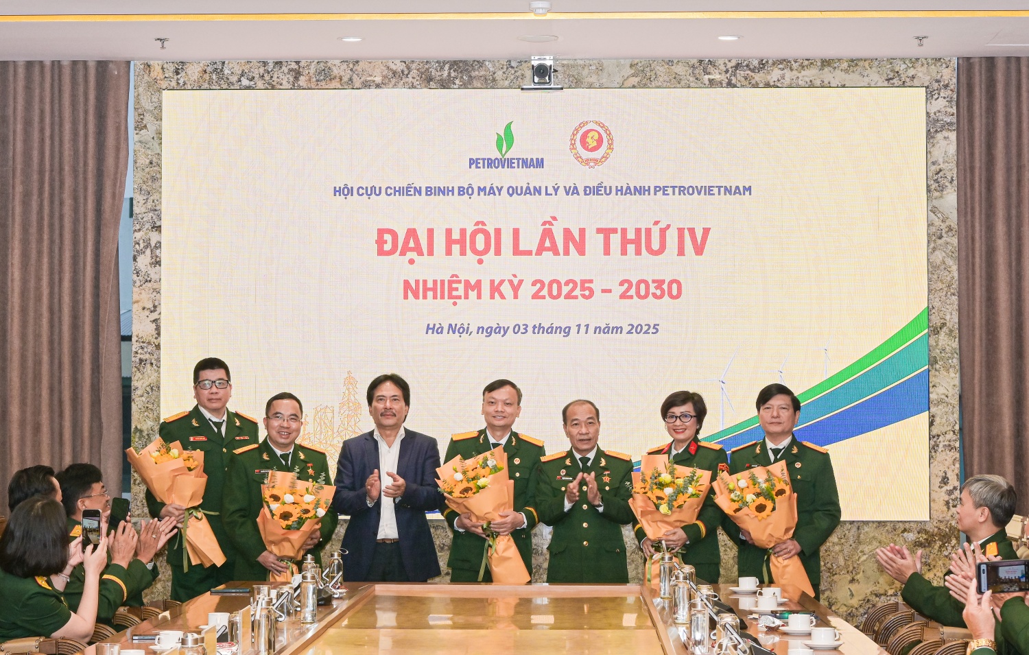 Đồng chí Phạm Quang Dũng và Anh hùng Lao động Nguyễn Hùng Dũng, Phó Chủ tịch kiêm Tổng Thư ký Hội DKVN, nguyên Thành viên HĐTV Tập đoàn chúc mừng Ban Chấp hành Hội CCB BMQL&ĐH Petrovietnam nhiệm kỳ 2025-2030 