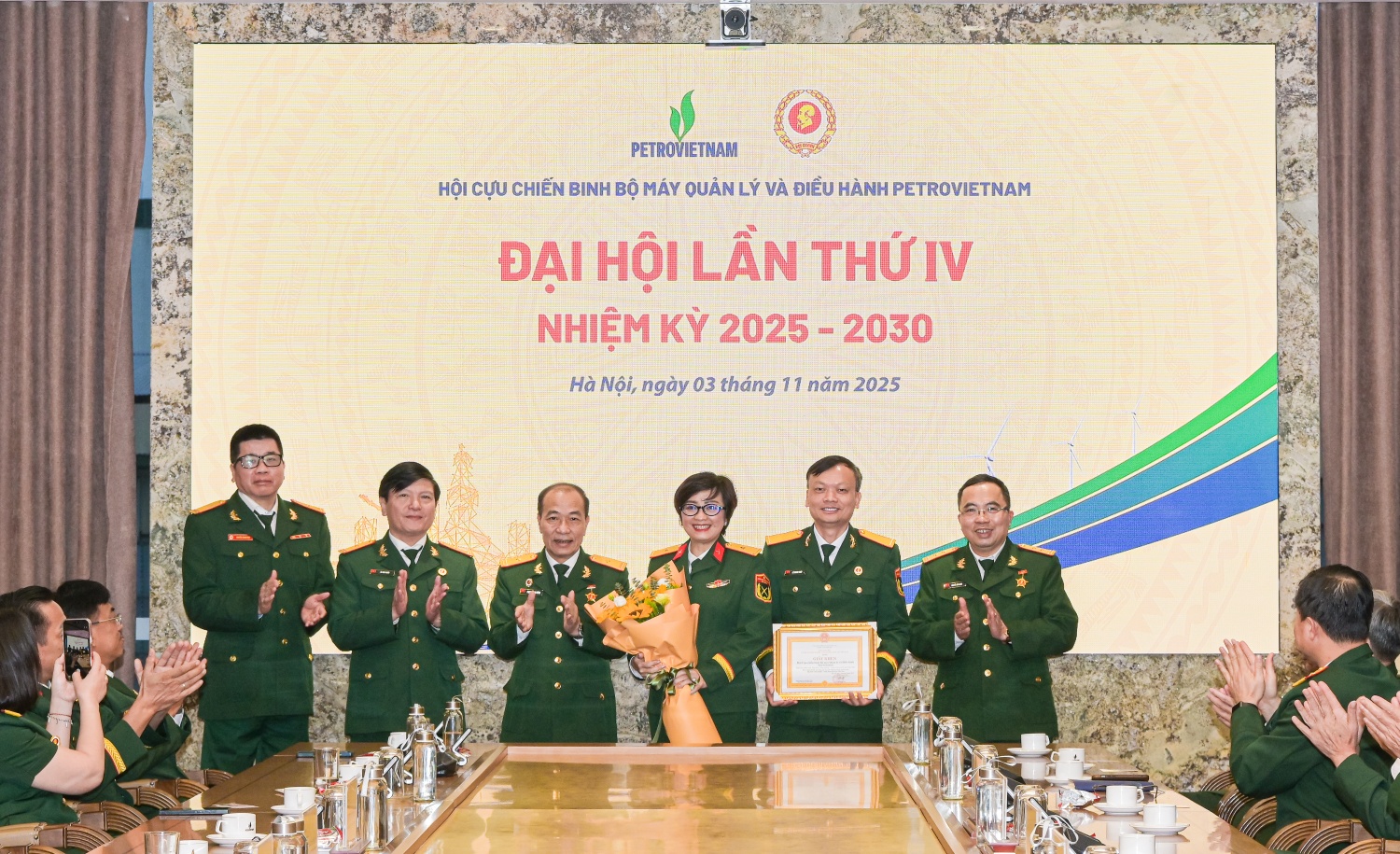 Đồng chí Phạm Quang Dũng trao bằng khen của Tổng Giám đốc Tập đoàn cho Hội CCB BMQL&ĐH Tập đoàn.