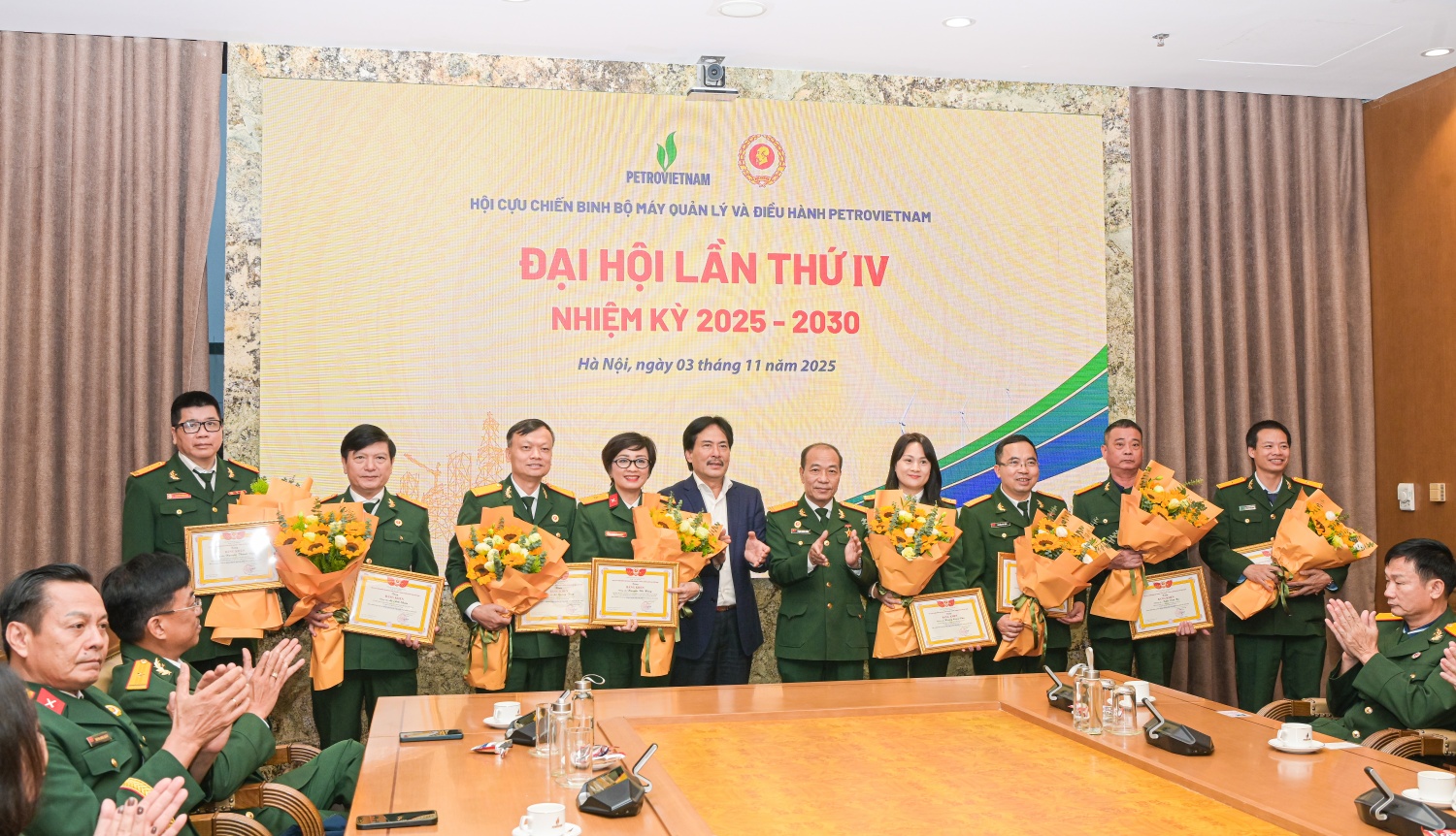 Chủ tịch Hội CCB Petrovietnam trao Bằng khen cho các hội viên tiêu biểu của Hội CCB BMQL&ĐH Petrovietnam vì đã có thành tích xuất sắc trong phong trào “Cựu chiến binh gương mẫu”.