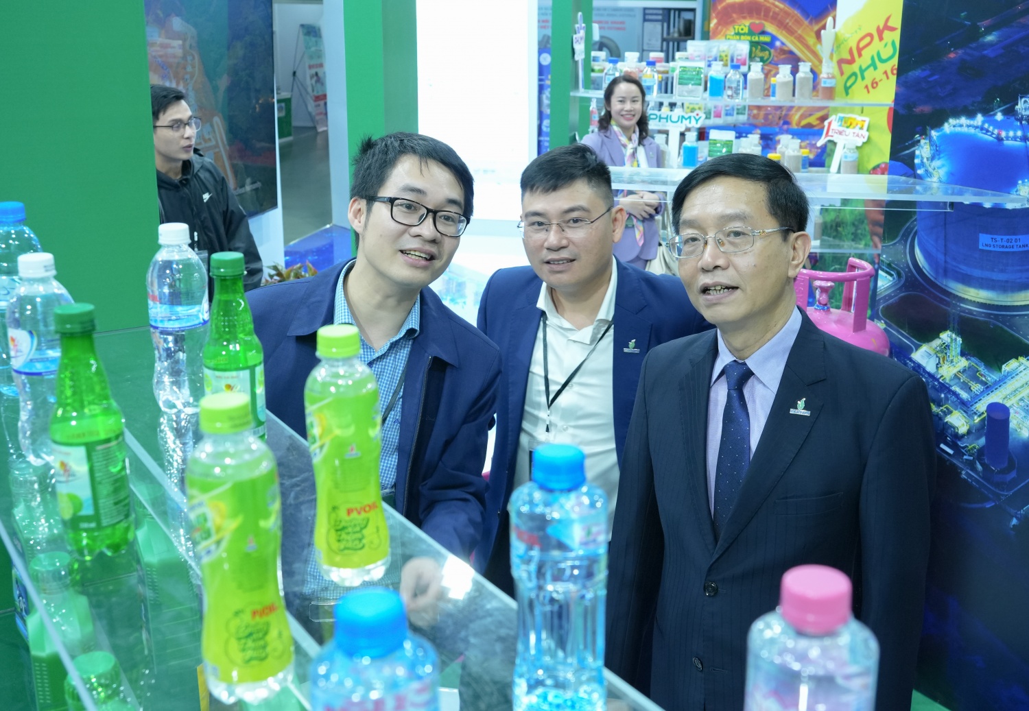 Đồng chí Trần Quang Dũng tham quan gian trưng bày của Petrovietnam.