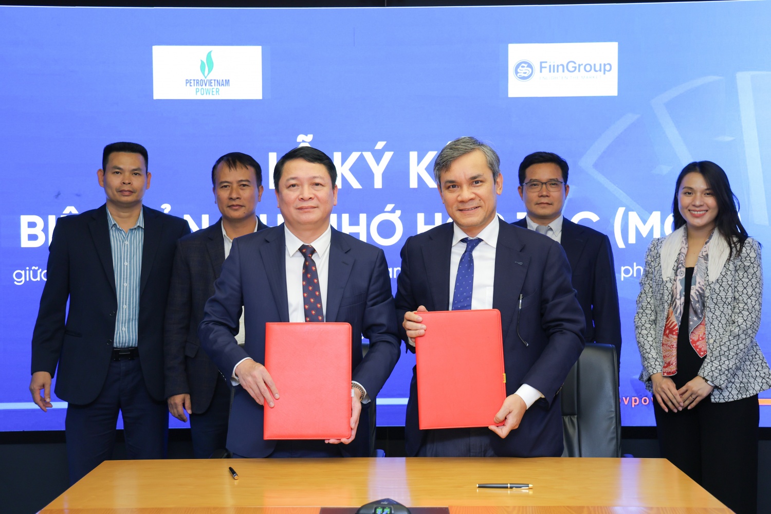 Ông Nguyễn Duy Giang - Phó Tổng Giám đốc PV Power và ông Nguyễn Hữu Hiệu - Tổng Giám đốc FiinGroup ký kết Biên bản ghi nhớ hợp tác giữa hai bên.