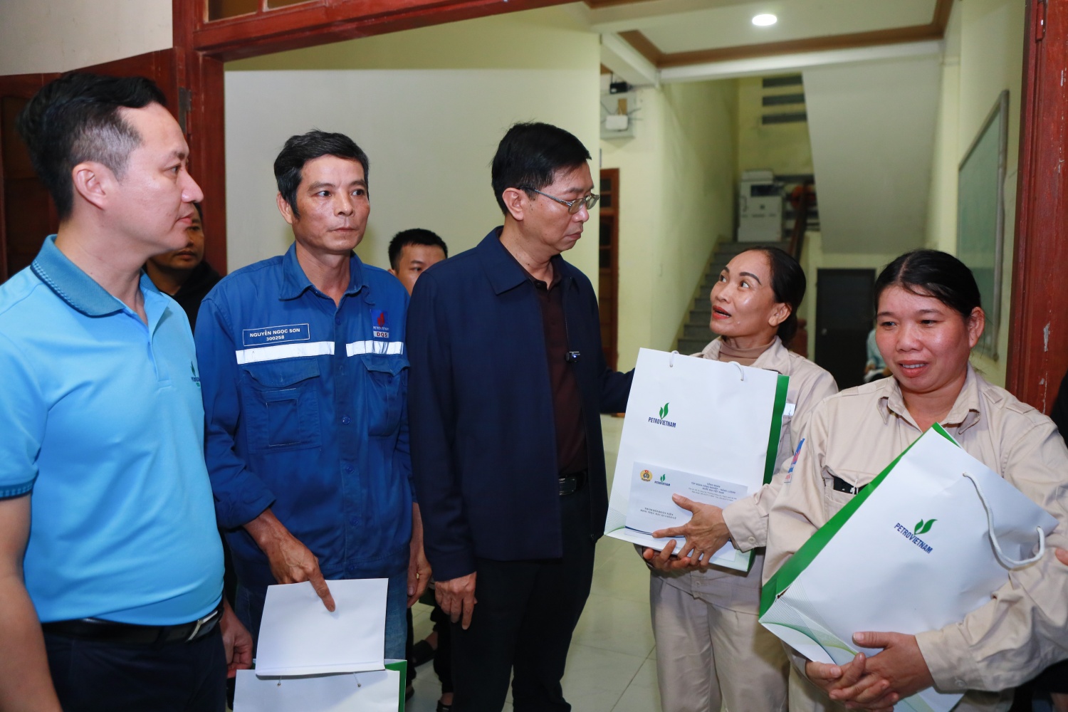 Đoàn công tác Petrovietnam tặng quà, thăm hỏi người lao động tại các đơn vị thành viên.