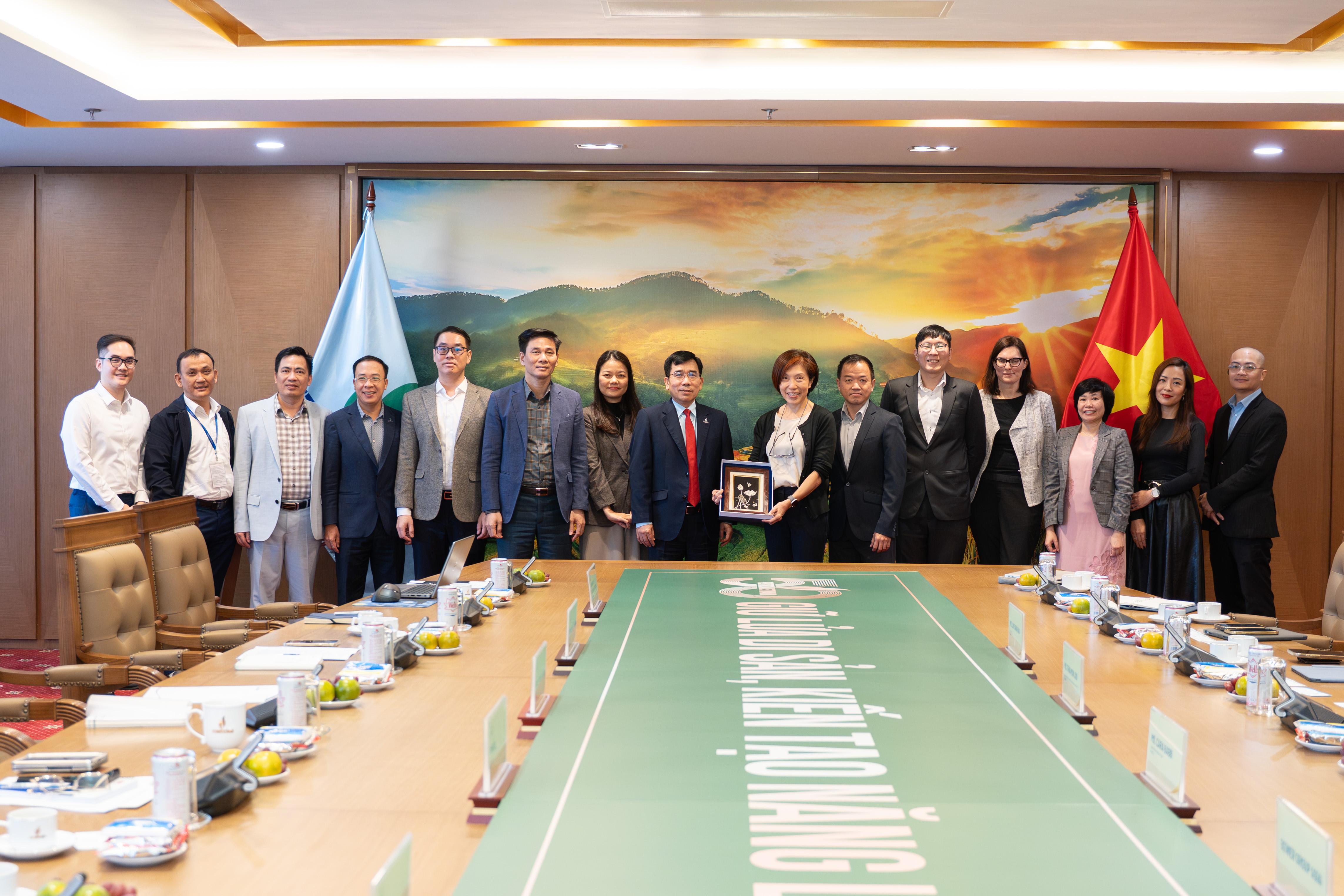 Các đại biểu tham dự buổi làm việc