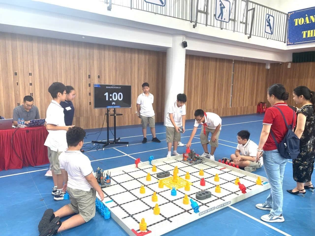 Không chỉ dừng lại ở học tập, từ phòng STEM, nhà trường đã tổ chức nhiều hoạt động sáng tạo và các sân chơi công nghệ quy mô, nổi bật nhất là Giải đấu Robotics Cầu Giấy VEX IQ 2025 – lần đầu tiên được tổ chức tại trường vào cuối tháng 9 vừa qua.