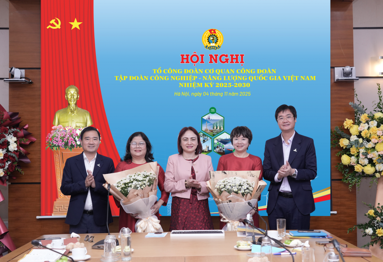 Các đồng chí Lãnh đạo Công đoàn Petrovietnam tri ân Tổ trưởng, Tổ phó Tổ Công đoàn Cơ quan Công đoàn Petrovietnam giai đoạn 2023-2025