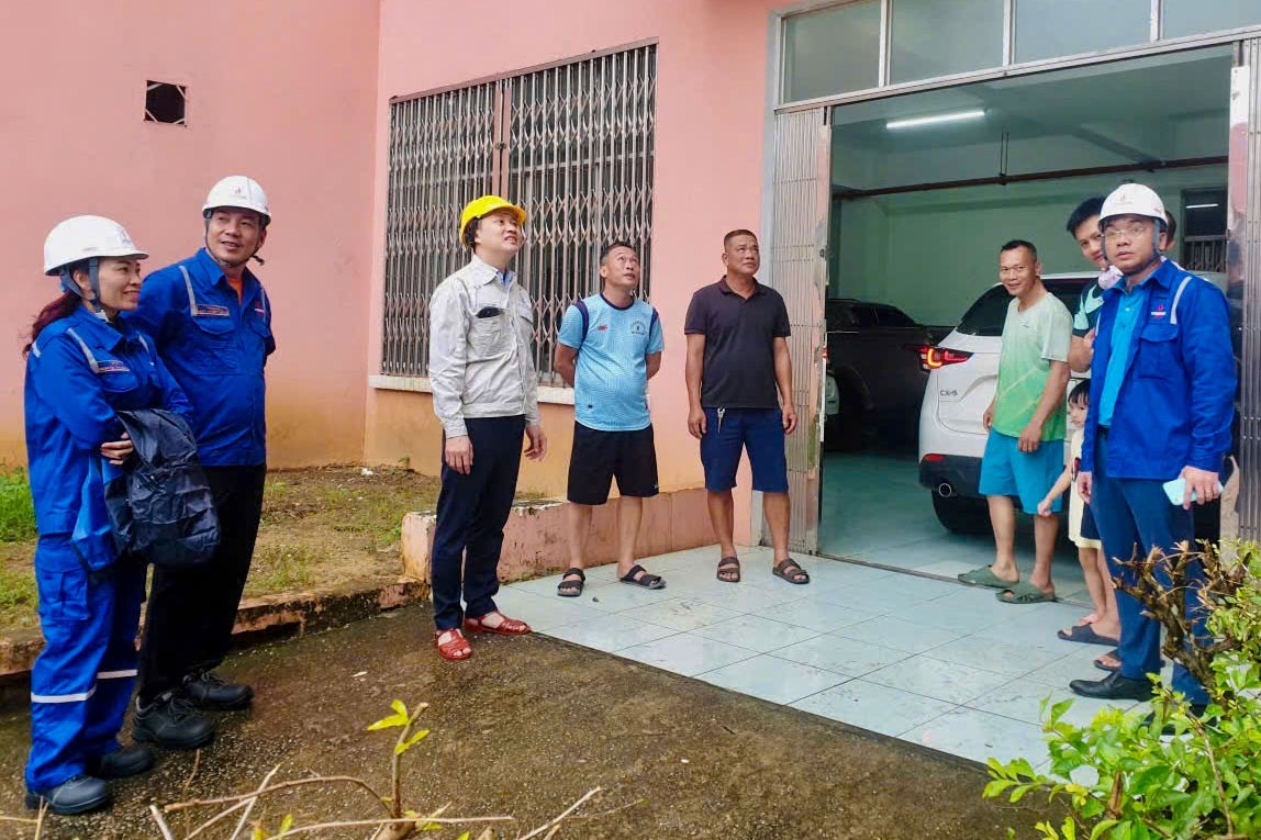 Ông Phạm Minh Nghĩa - Phó Tổng Giám đốc BSR kiểm tra cơ sở vật chất và lương thực để hỗ trợ cho người dân địa phương khi đến tránh trú bão.