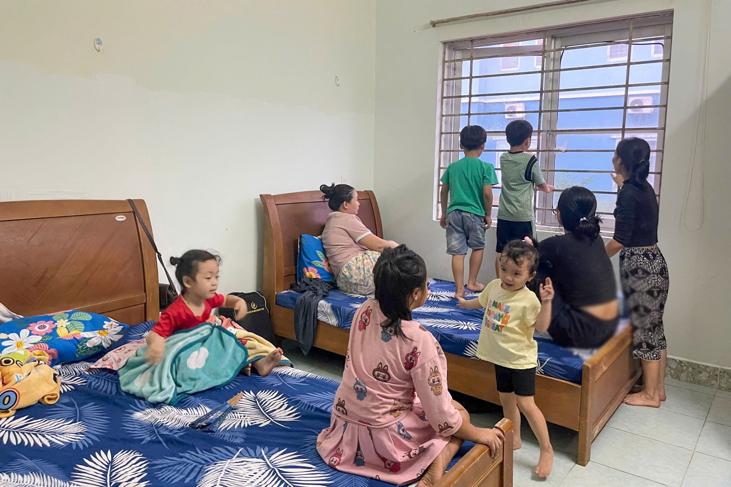 Người dân khu vực xã Vạn Tường yên tâm tránh trú bão số 13 tại khu nhà ở do BSR chuẩn bị.
