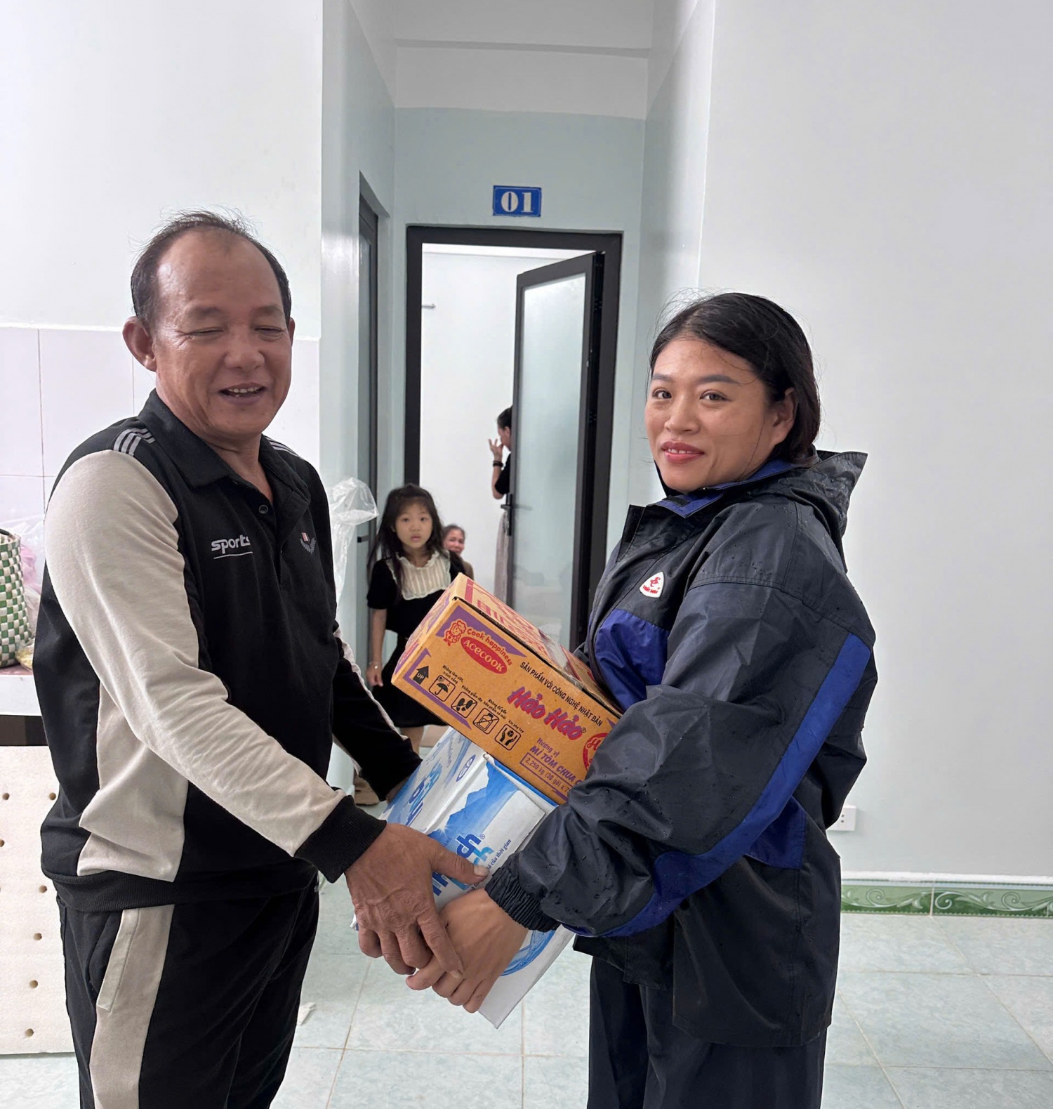 Người dân nhận lương thực, thực phẩm và các nhu yếu phẩm do BSR hỗ trợ.