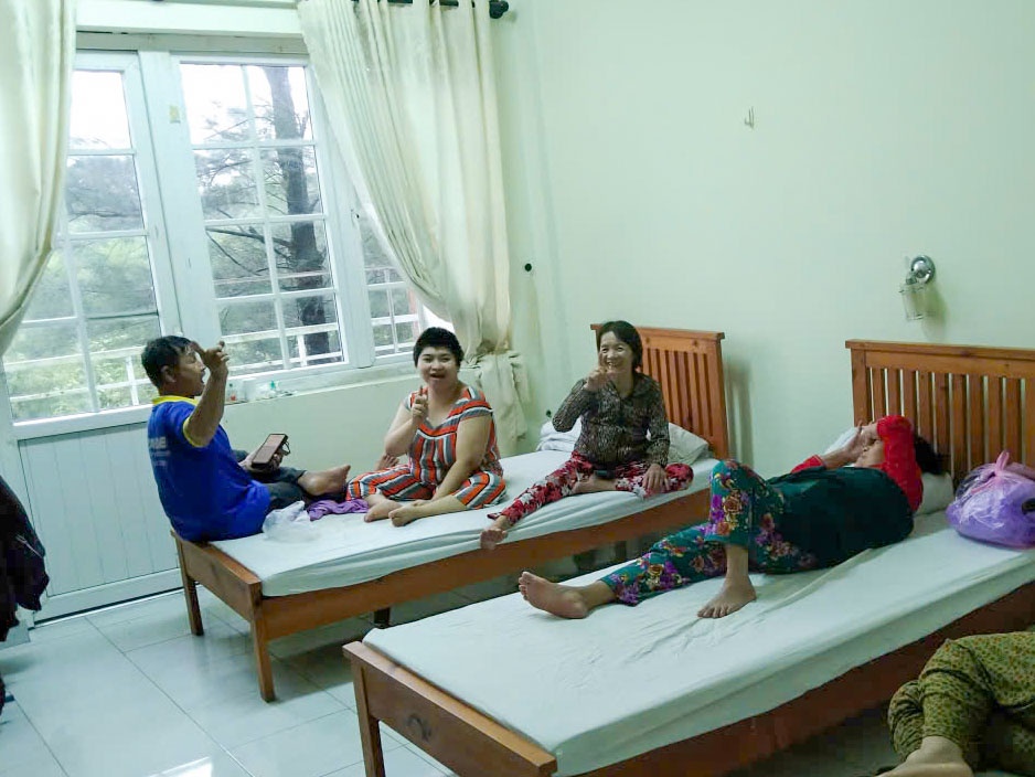 Người dân vui mừng, an tâm khi đến nơi an toàn, tránh được những ảnh hưởng của bão số 13.