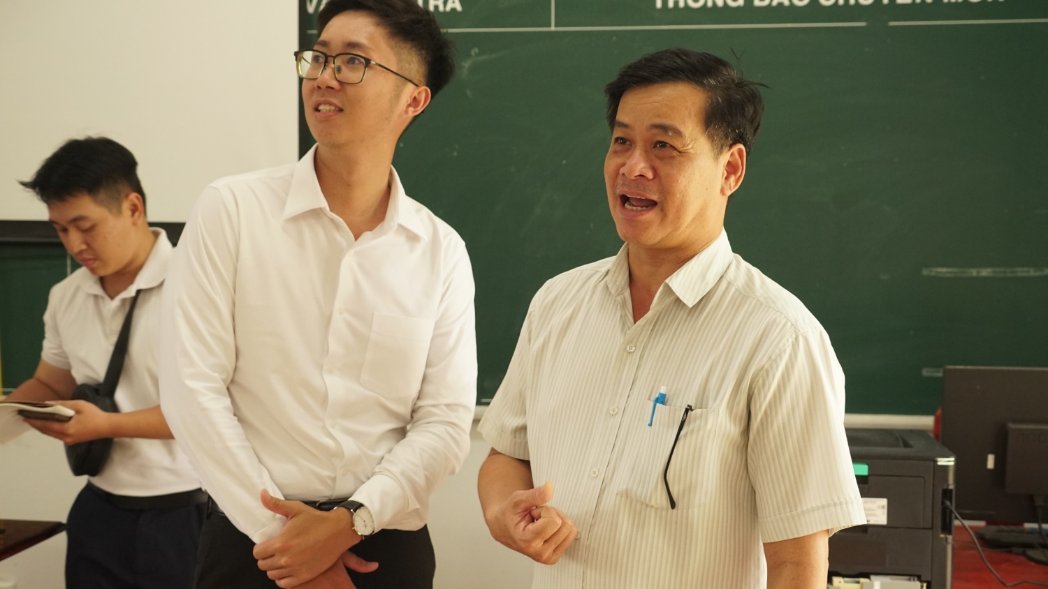 Thầy Nguyễn Thái Hoàng - Hiệu trưởng Trường THCS Quang Trung (bên phải) - cho biết, trường có truyền thống sinh hoạt câu lạc bộ STEM suốt nhiều năm qua.