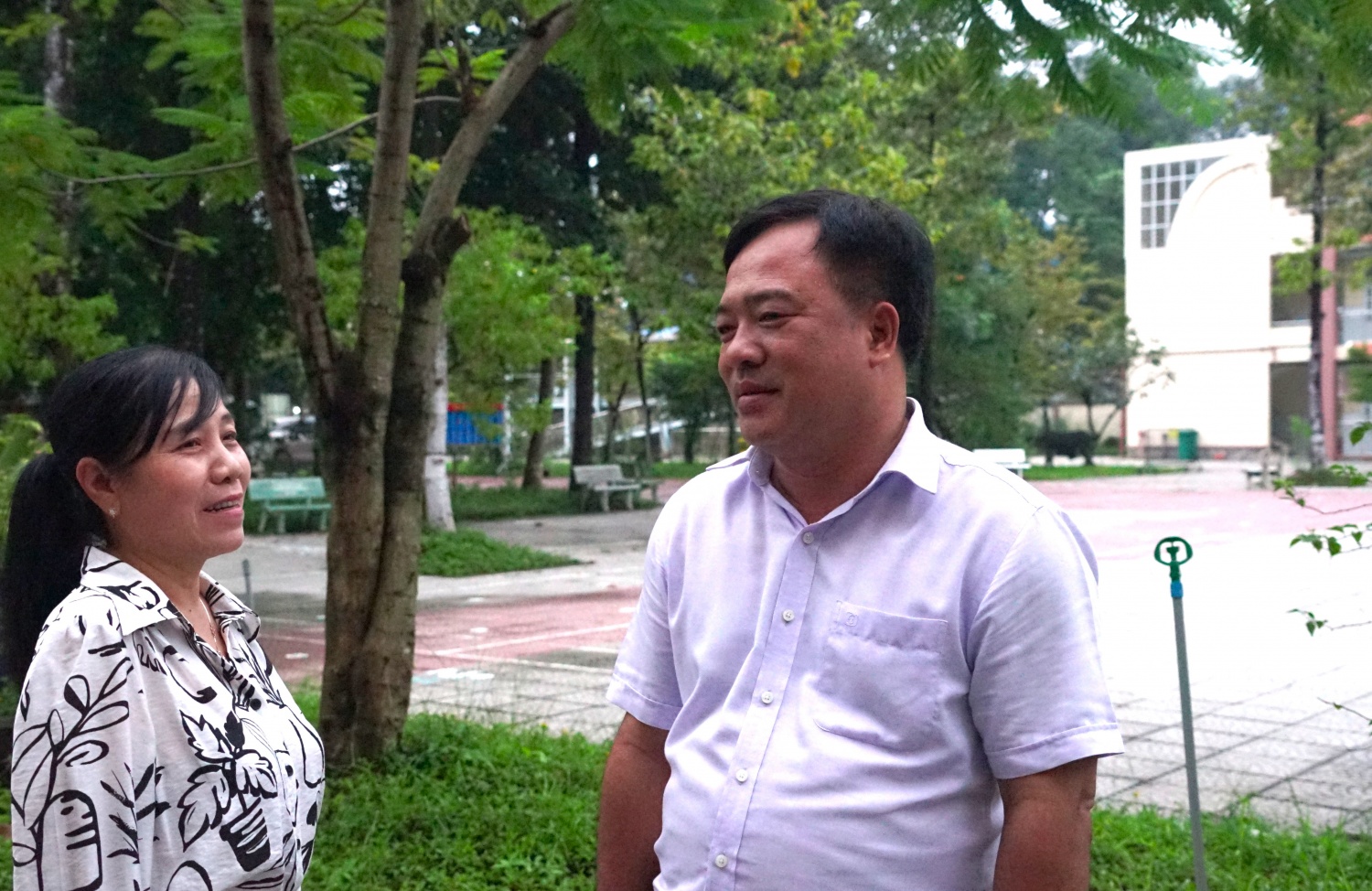 Thầy Nguyễn Trọng Thi - Phó Hiệu trưởng Trường THPT Trịnh Hoài Đức (bên phải) thông tin về chương trình tài trợ của Petrovietnam khiến các thầy cô nhà trường hết sức phấn khởi.