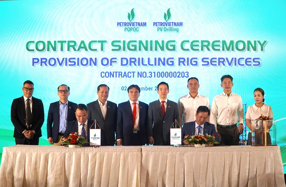 Ông Lê Trần Minh Trí – Phó Tổng giám đốc PQPOC và ông Nguyễn Đình Dương – Phó Tổng giám đốc PV Drilling thực hiện ký kết hợp đồng trước sự chứng kiến của Lãnh đạo hai bên
