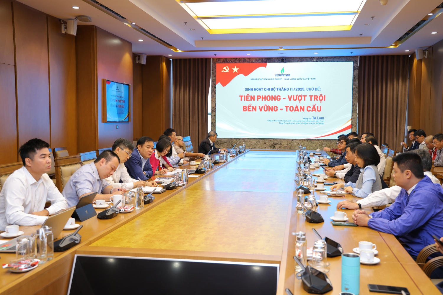 Đồng chí Lê Ngọc Sơn, Phó Bí thư Đảng ủy, Tổng Giám đốc Petrovietnam sinh hoạt tại Chi bộ Thăm dò Khai thác Dầu khí thuộc Đảng bộ Bộ máy QL&ĐH Petrovietnam.