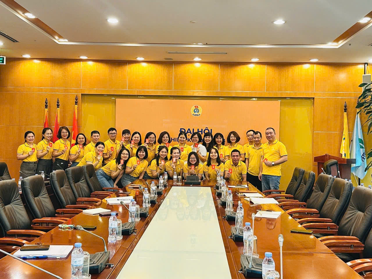PVcomBank tổ chức trao thẻ đảng viên cho đảng viên mới