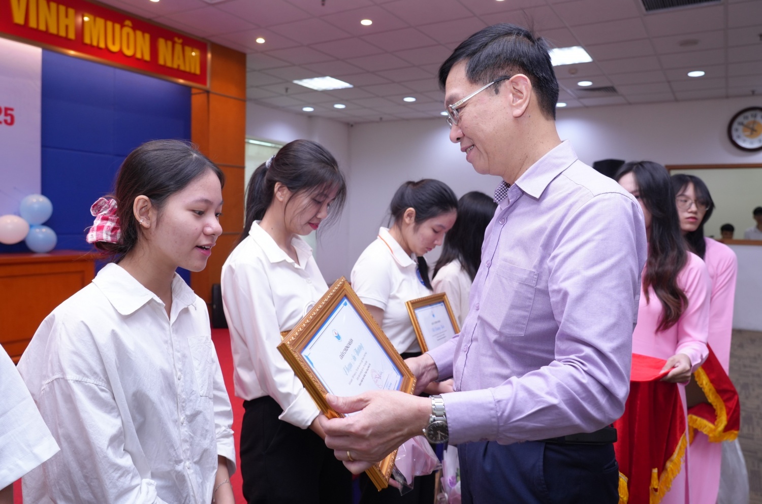 Nhờ sự hỗ trợ của Quỹ học bổng Thắp Sáng Niềm Tin, gần 1.200 sinh viên đã tốt nghiệp đại học, hầu hết đều có việc làm ổn định và nhiều người đạt những thành công bước đầu trên con đường sự nghiệp (Ảnh: Ông Trần Quang Dũng - Phó Bí thư thường trực Đảng ủy Petrovietnam trao học bổng Thắp Sáng Niềm Tin khu vực phía Bắc, năm 2025)