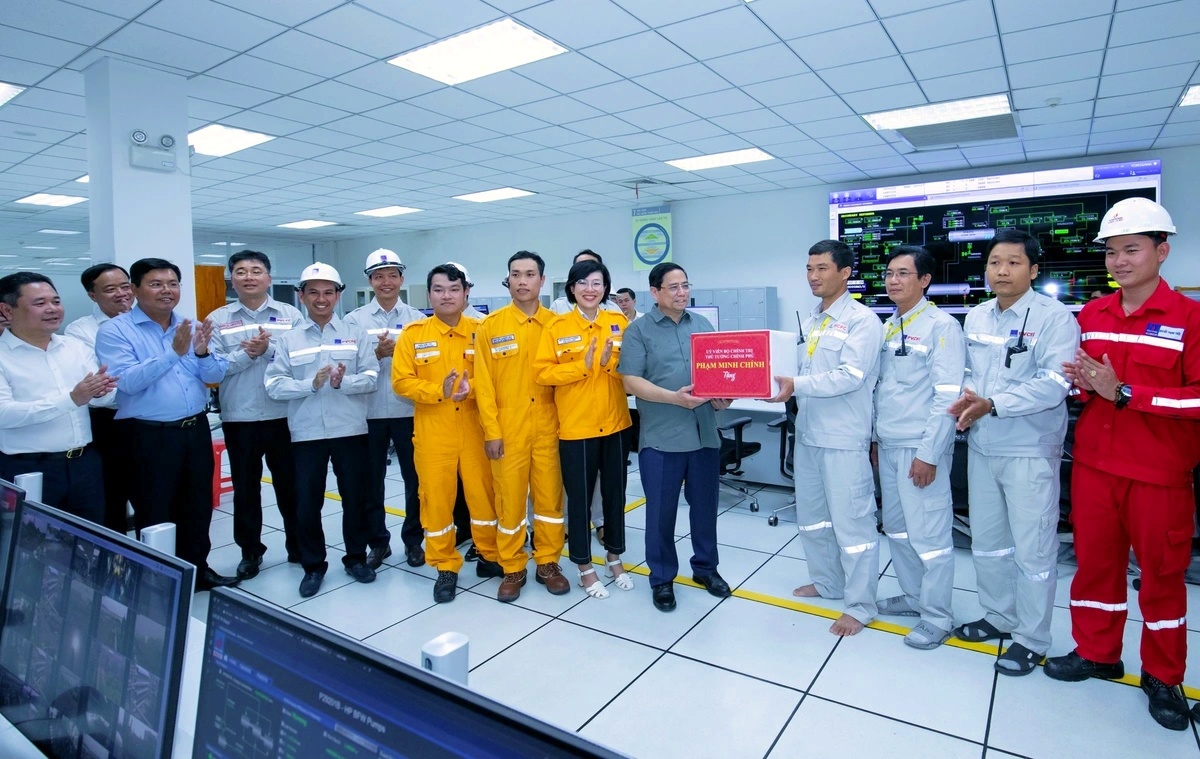 Cụm công nghiệp luôn nhận được sự quan tâm của lãnh đạo Đảng, Nhà nước (Ảnh: Thủ tướng Chính phủ Phạm Minh Chính thăm và tặng quà CBCNV Nhà máy Đạm Cà Mau)