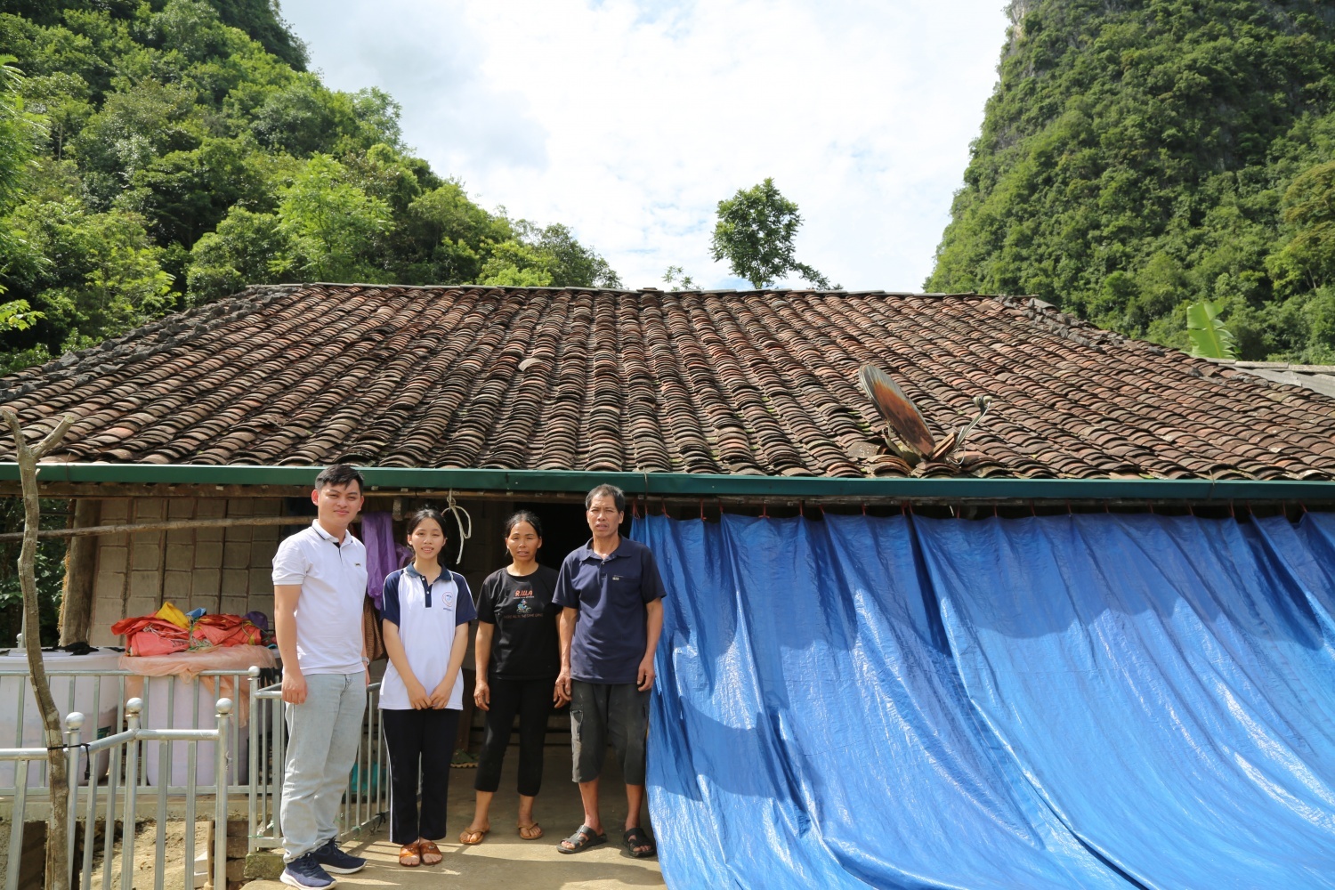 Mục tiêu của Quỹ học bổng Thắp Sáng Niềm Tin là tìm kiếm và trao học bổng cho học sinh, sinh viên hiếu học có hoàn cảnh đặc biệt khó khăn ở khắp mọi miền Tổ quốc, hướng nghiệp và tiếp sức cho các em trên con đường lập nghiệp.