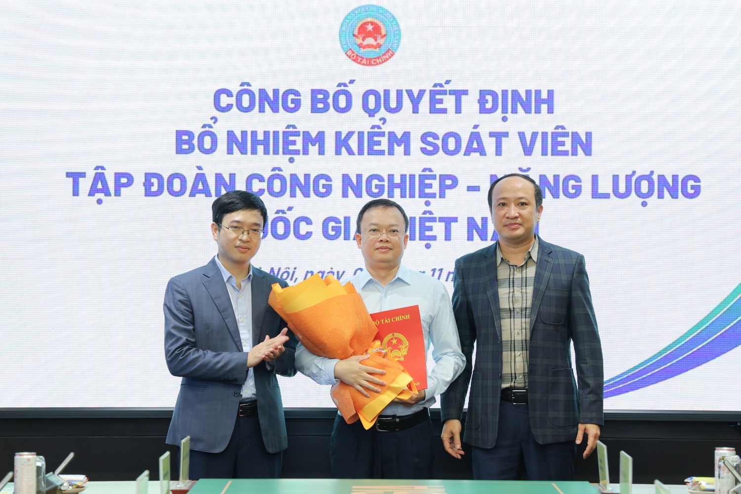 Đại diện Bộ Tài chính trao quyết định và chúc mừng ông Nghiêm Xuân Giang được bổ nhiệm giữ chức Kiểm soát viên Petrovietnam.